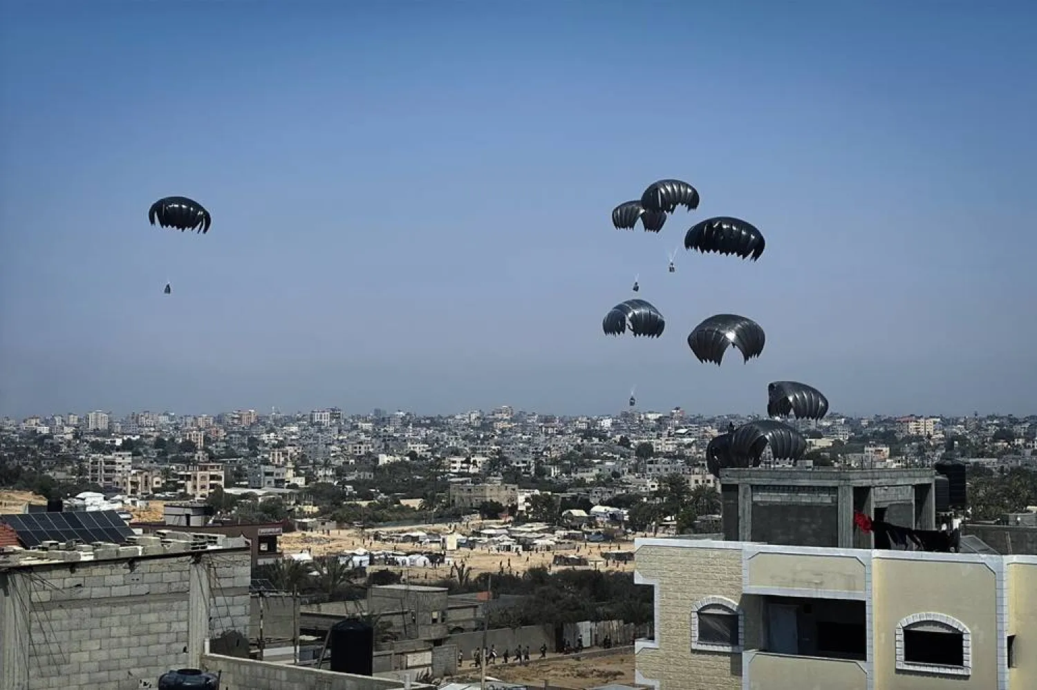 28 July 2025, Palestinian Territories, Deir al-Balah: Humanitarian aid supplies are airdropped by military cargo planes over the western part of Deir al-Balah. (dpa) 
