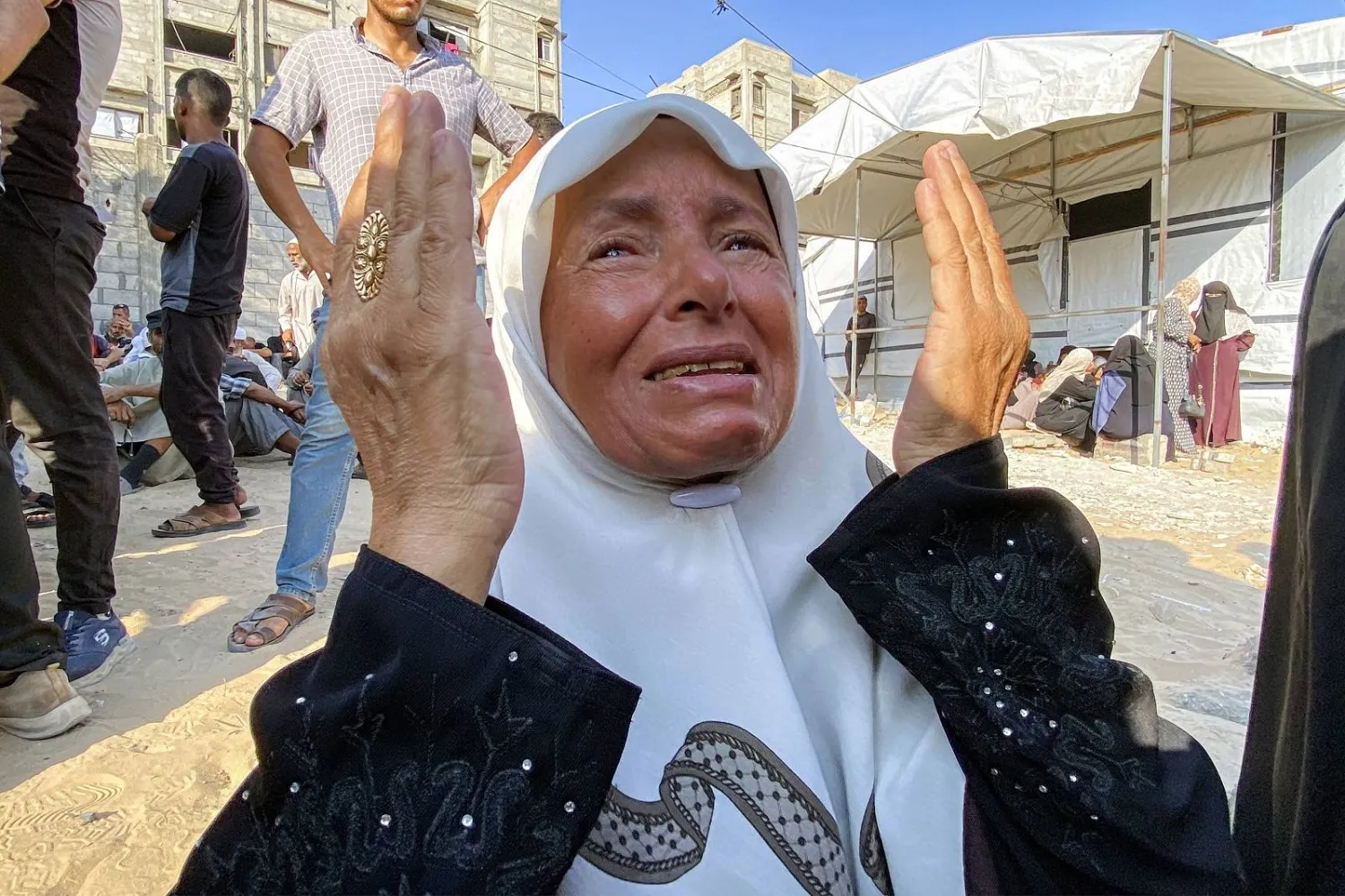 رد فعل امرأة خلال تشييع جثمان ضحايا قُتلوا في القصف الإسرائيلي على منطقة المواصي في خان يونس جنوب قطاع غزة (أ.ف.ب)