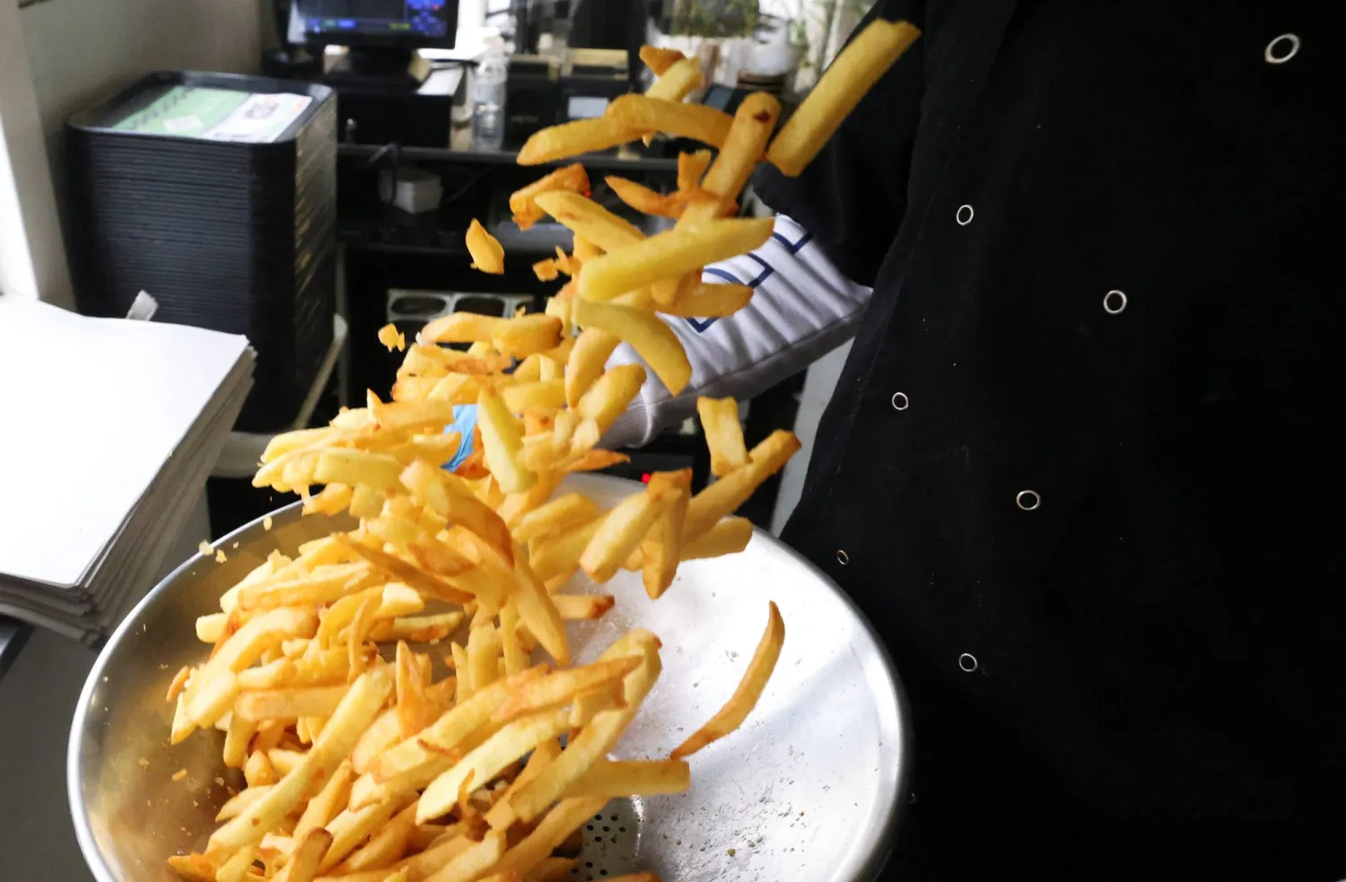 الأطعمة المقلية مثل البطاطا المقلية والدجاج المقلي تحتوي على نسب عالية من الدهون المشبعة التي تسبب الالتهاب وتضر بخلايا الجسم (رويترز)