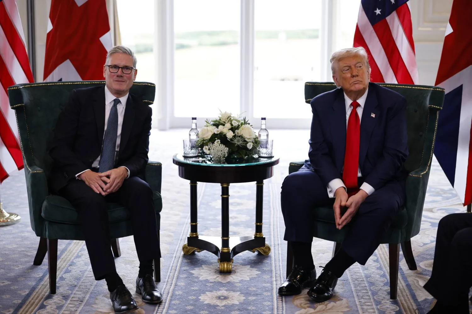 رئيس الوزراء البريطاني كير ستارمر يجتمع بالرئيس الأميركي دونالد ترمب (إ.ب.أ)