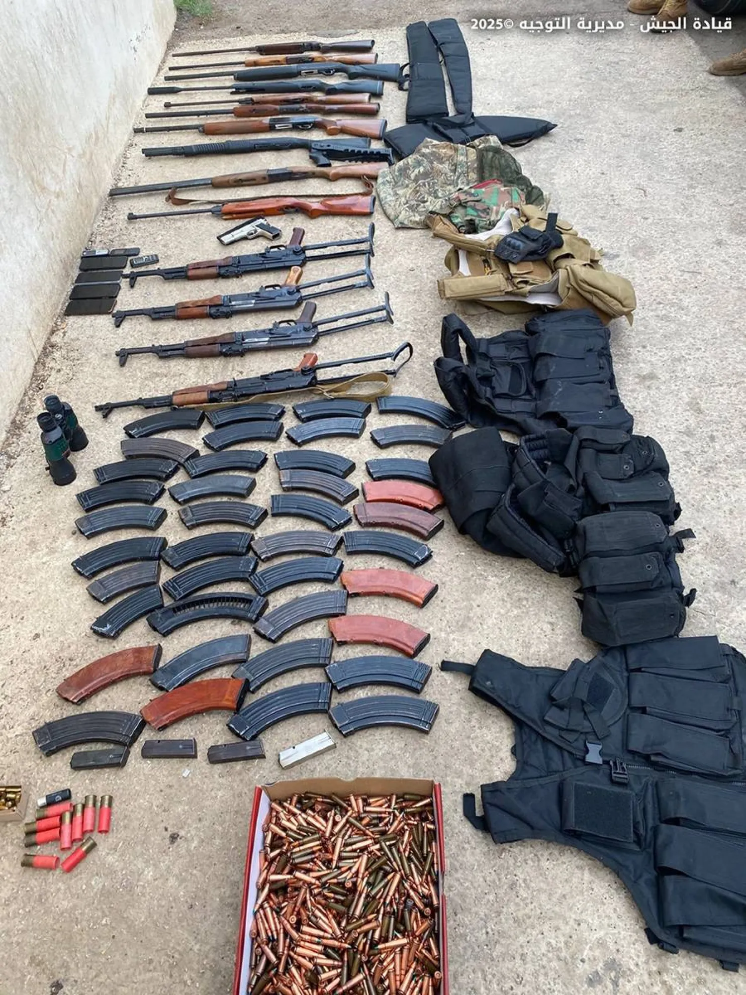 أسلحة وذخائر ضبطها الجيش اللبناني خلال مداهمات في البقاع والشمال (إكس)
