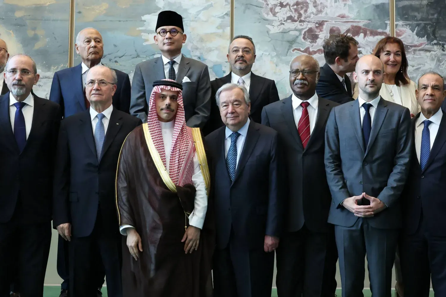 Suudi Arabistan Dışişleri Bakanı Prens Faysal bin Ferhan, Birleşmiş Milletler (BM) Genel Sekreteri Antonio Guterres ve New York'taki konferansta yer alan bazı katılımcılar (AFP)  