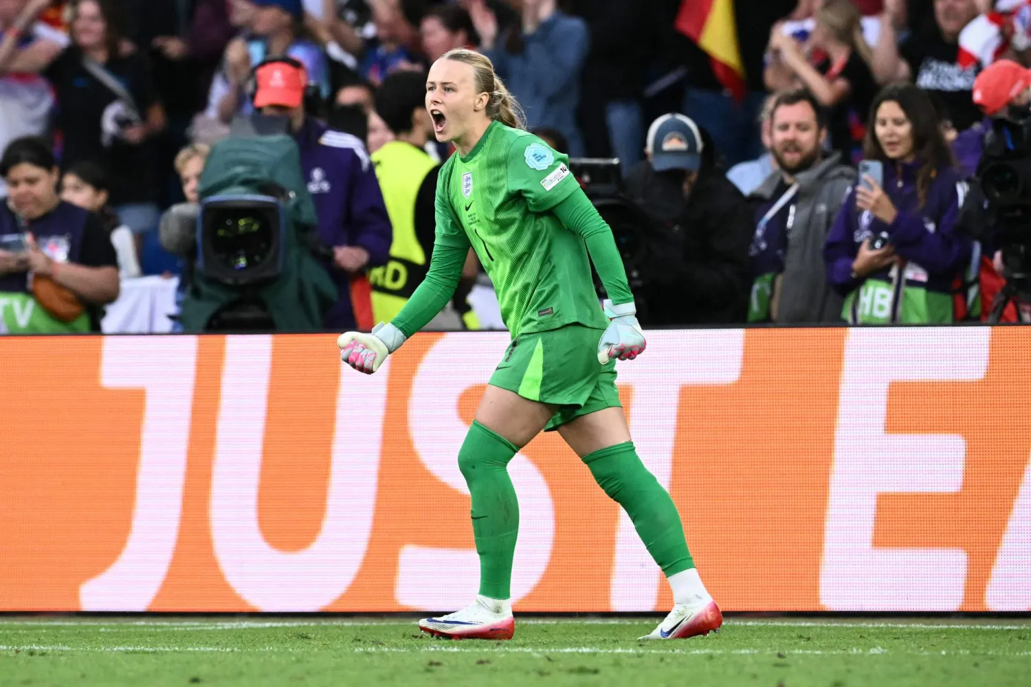 هانا هامبتون حارسة مرمى منتخب إنجلترا (أ.ف.ب)