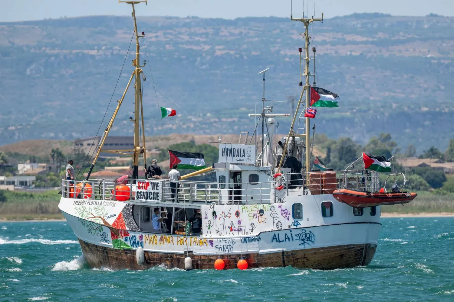 Özgürlük Filosu gemisi "Hanzala" Sicilya'nın Siraküza limanından Gazze'ye doğru yola çıkmadan önce (AFP)