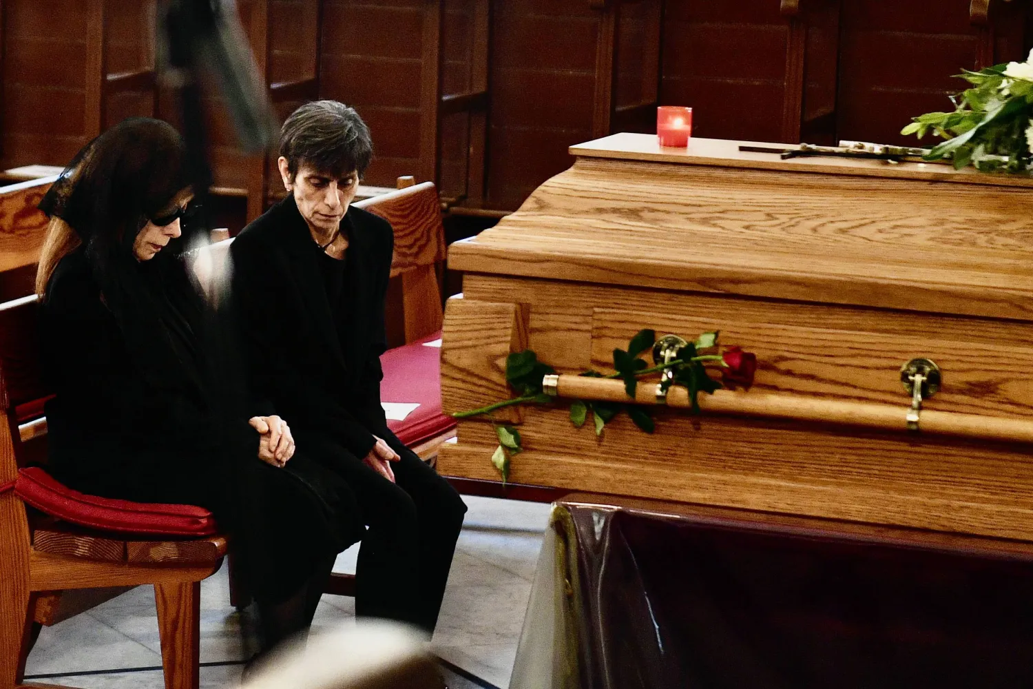 فيروز وإبنتها ريما في لحظات حميمة مع نعش زياد (إ.ب.أ)