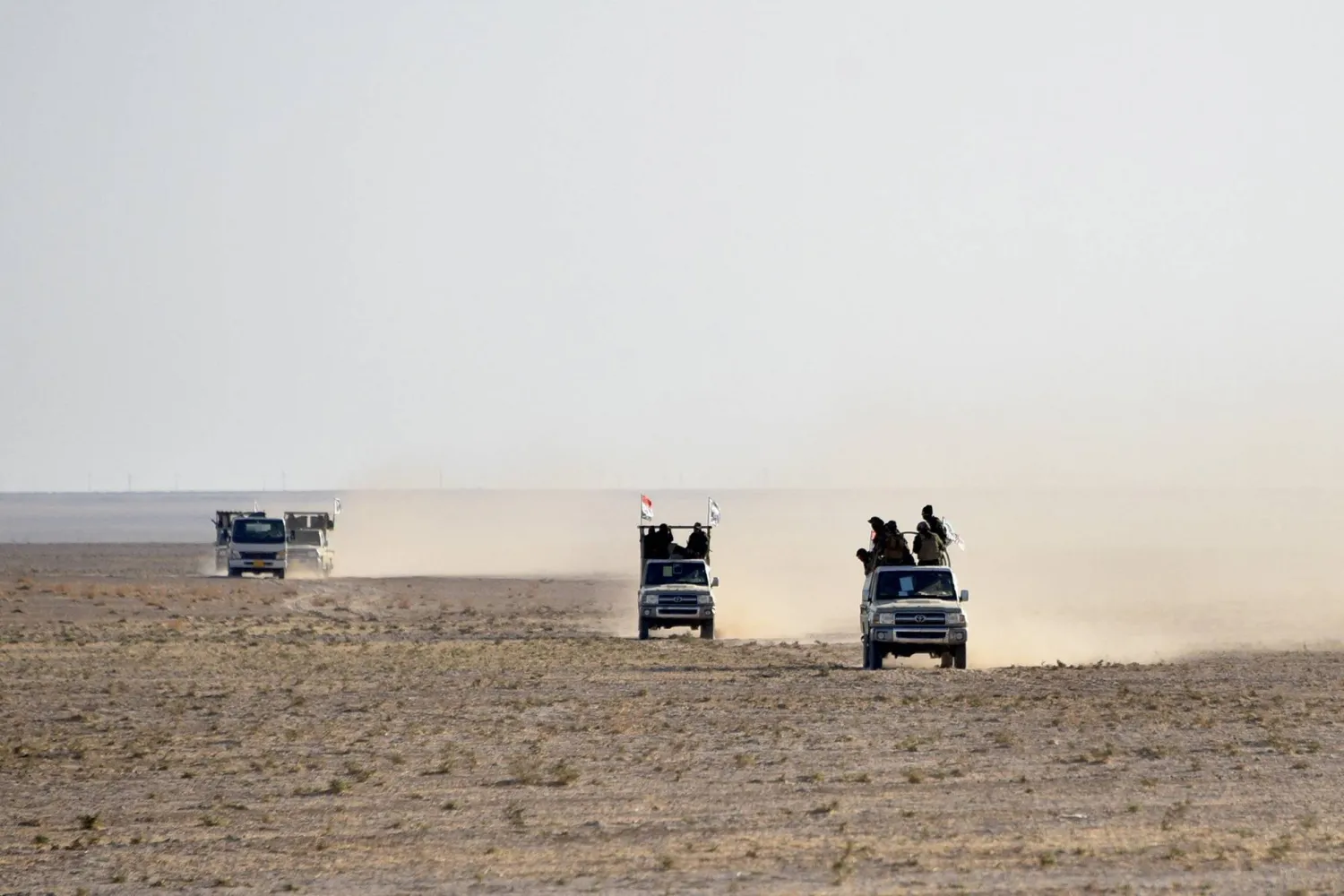 قوة من «الحشد الشعبي» تجري دورية في صحراء جنوب الموصل في سبتمبر 2024 (أ.ف.ب)