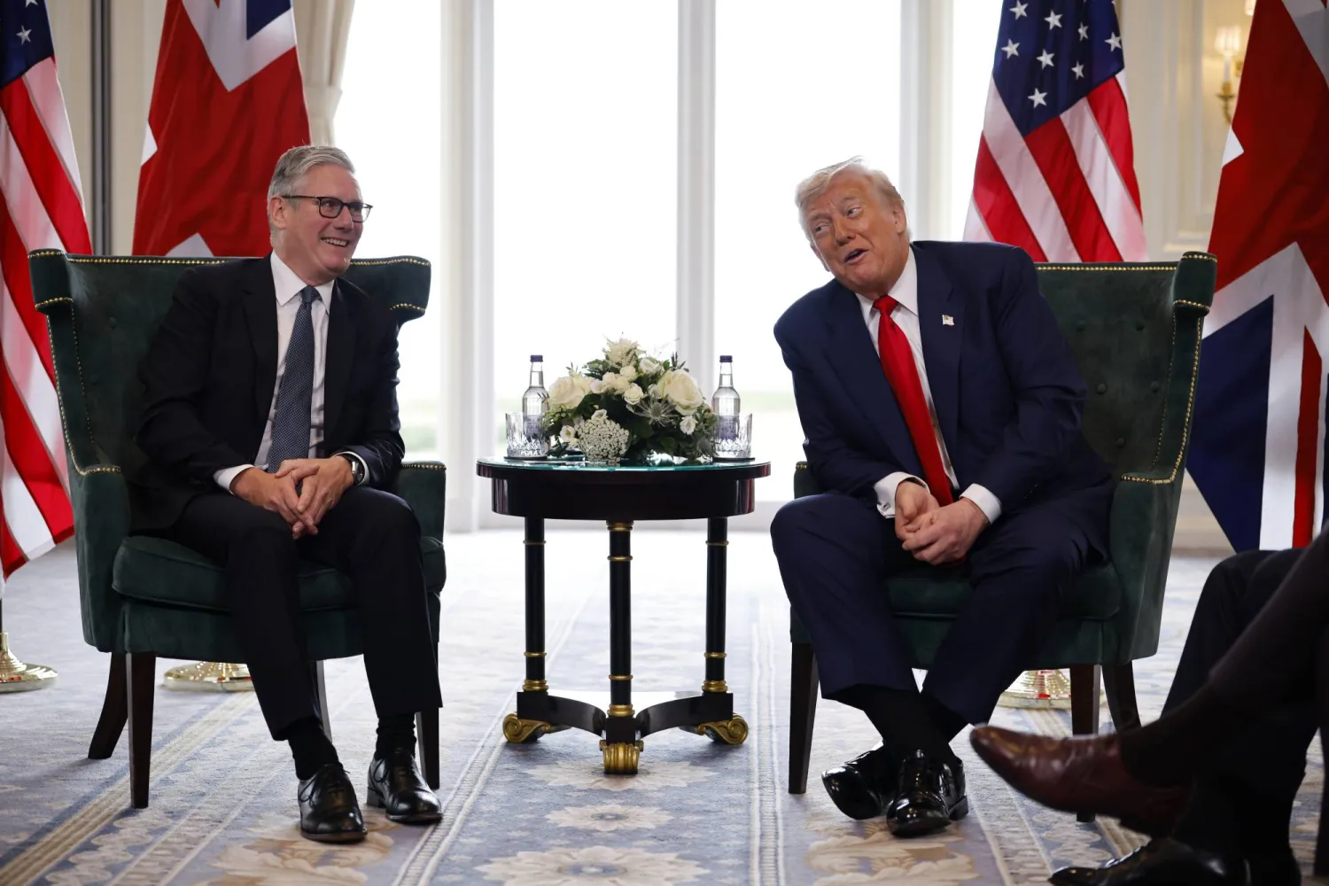 رئيس الوزراء البريطاني كير ستارمر يلتقي الرئيس الأميركي دونالد ترمب في منتجع ترمب تورنبري للغولف باسكوتلندا (إ.ب.أ)