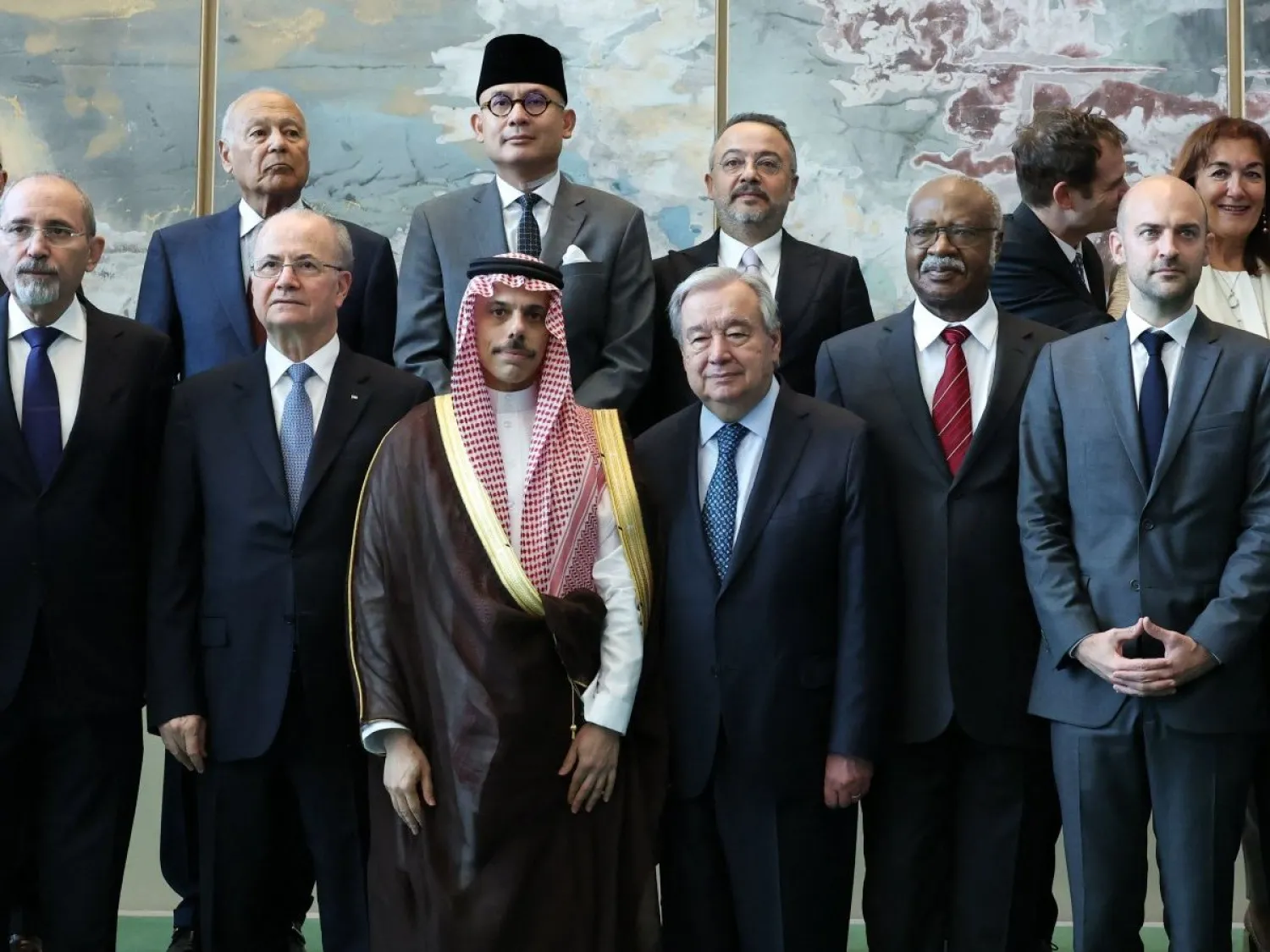 وزير الخارجية السعودي الأمير فيصل بن فرحان والأمين العام للأمم المتحدة أنطونيو غوتيريش وعدد من المشاركين في مؤتمر نيويورك (أ.ف.ب)