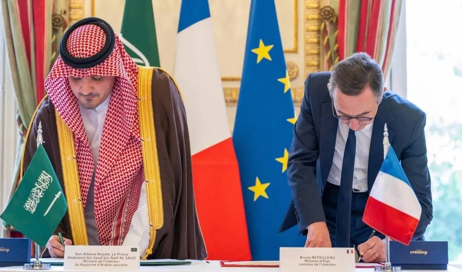 Saudi Minister of Interior Prince Abdulaziz bin Saud bin Naif bin Abdulaziz and his French counterpart Bruno Retailleau sign the executive document during their meeting in Paris on Monday. (SPA)