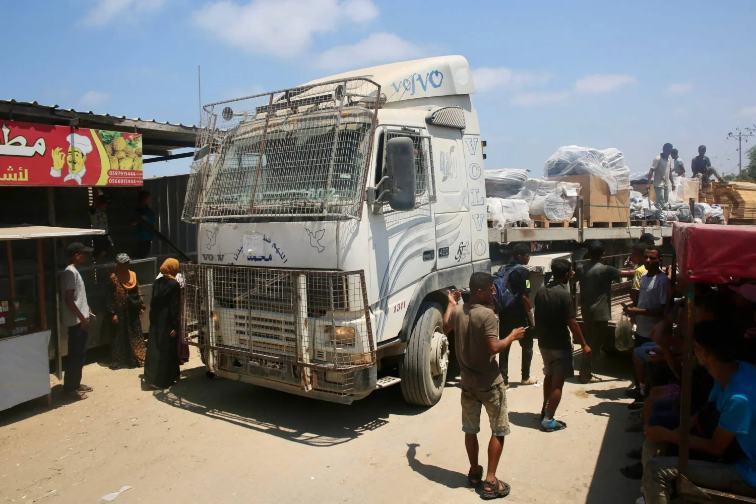 شاحنة تحمل قطعاً لتركيب أنابيب المياه تمر في رفح جنوب قطاع غزة في 28 يوليو 2025 مع بدء دخول شاحنات المساعدات إلى القطاع من مصر (أ.ف.ب)