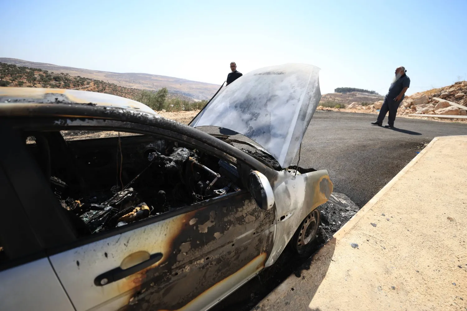 سيارة أحرقها مستوطنون إسرائيليون في قرية الطيبة بالقرب من رام الله بالضفة الغربية (إ.ب.أ)
