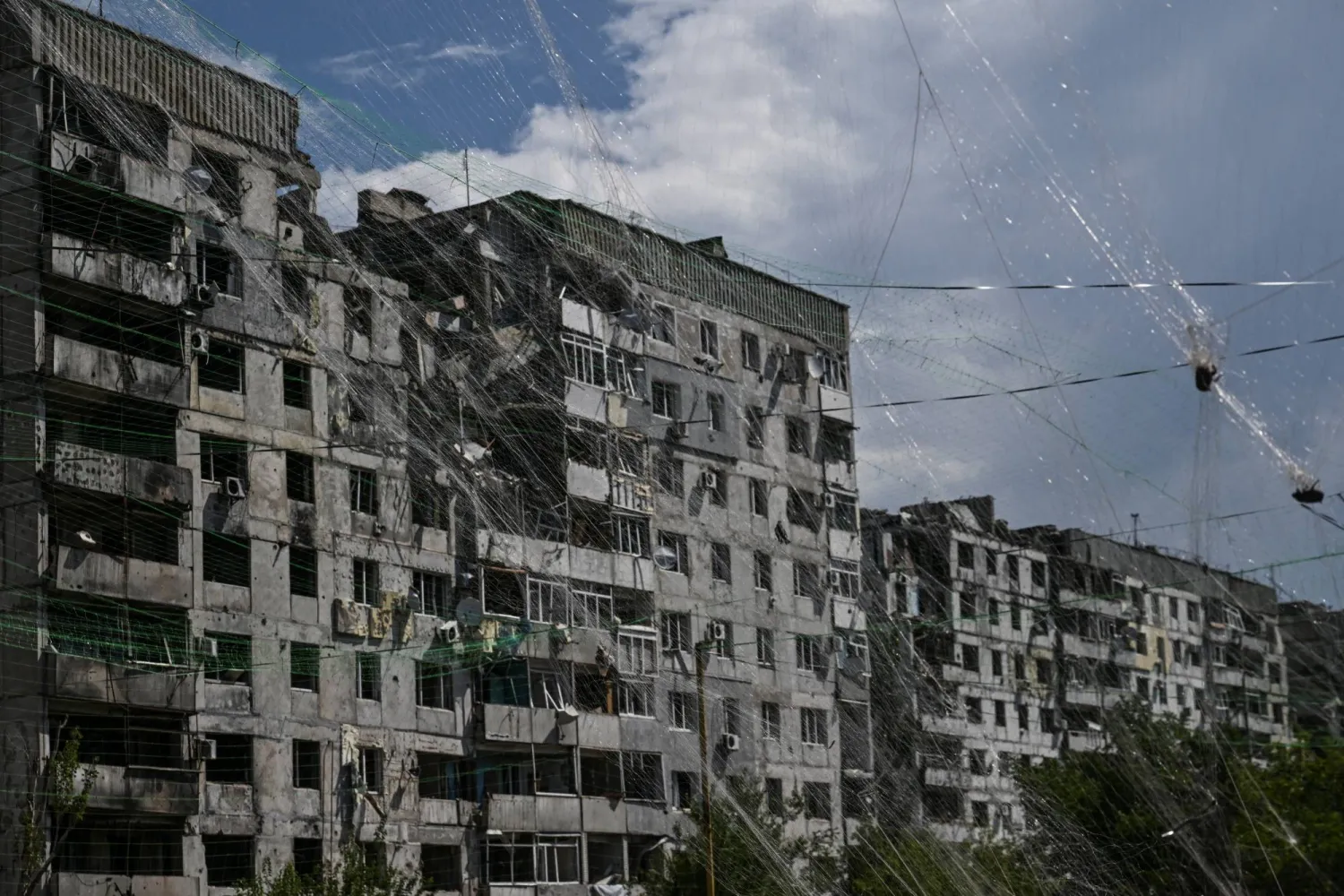 مبانٍ سكنية تضررت بسبب الضربات العسكرية الروسية في بلدة أوريخيف الواقعة على خط المواجهة بمنطقة زابوريجيا (رويترز)