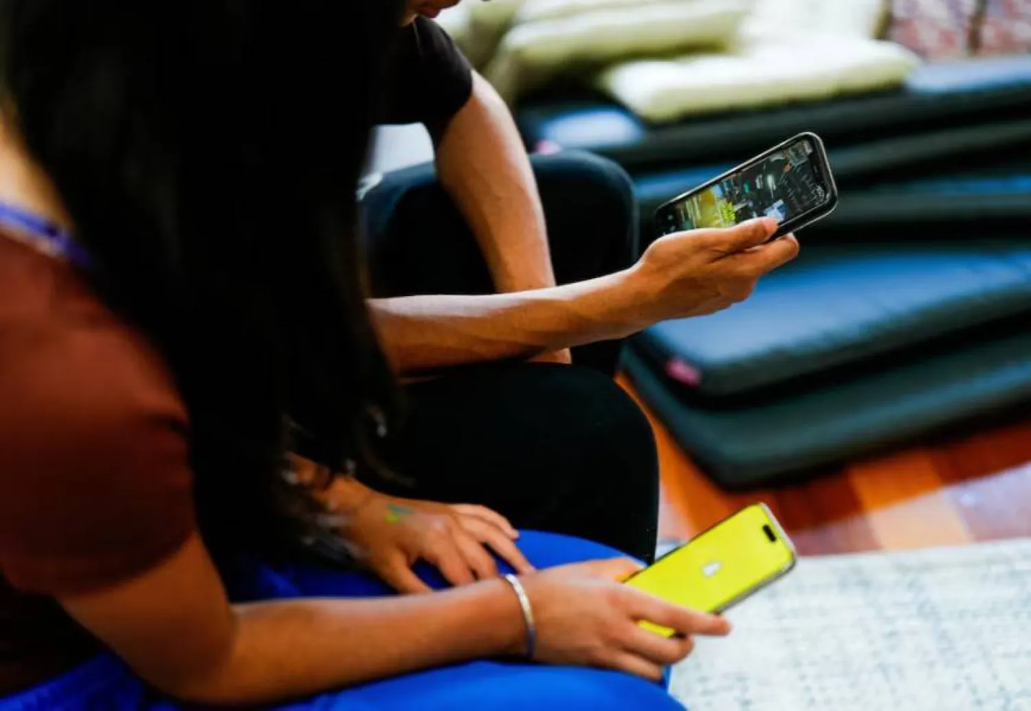 الأطفال الذين يستخدمون الهاتف الجوال في سن 12 عاماً أو أقل تتزايد احتمالات إصابتهم بأعراض نفسية مقلقة (أرشيفية-رويترز)