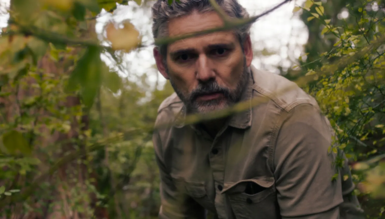 الممثل إريك بانا في دور المحقق كايل تورنر بمسلسل «Untamed» (نتفليكس)