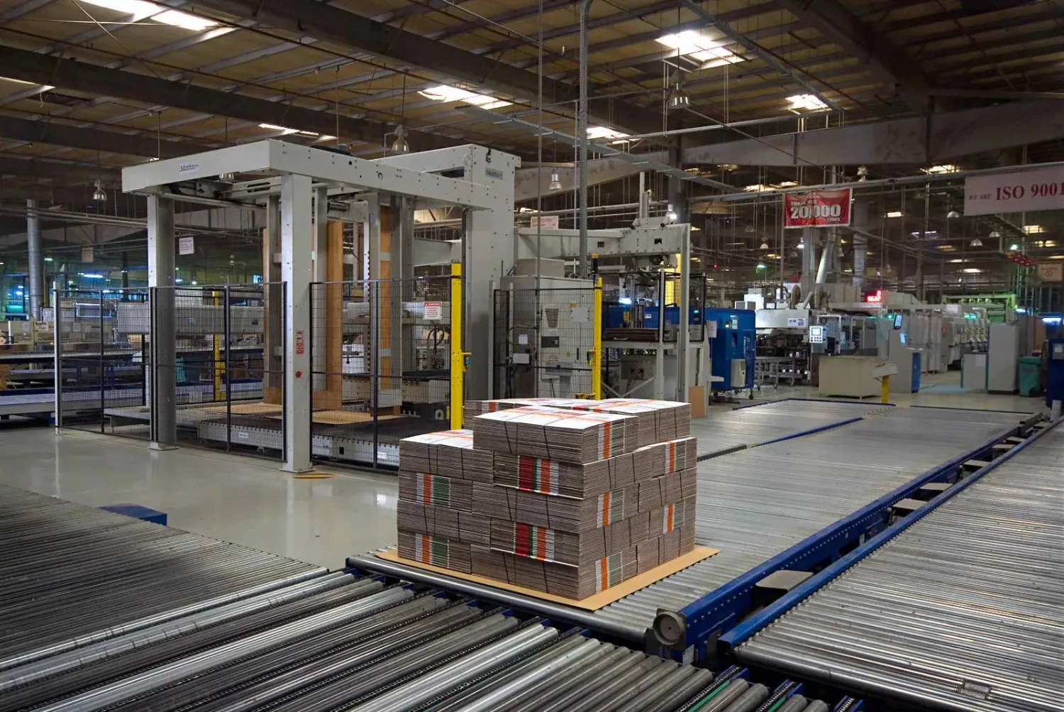 داخل إحدى المنشآت التابعة لـ«المتحدة لصناعات الكرتون» (الموقع الإلكتروني)