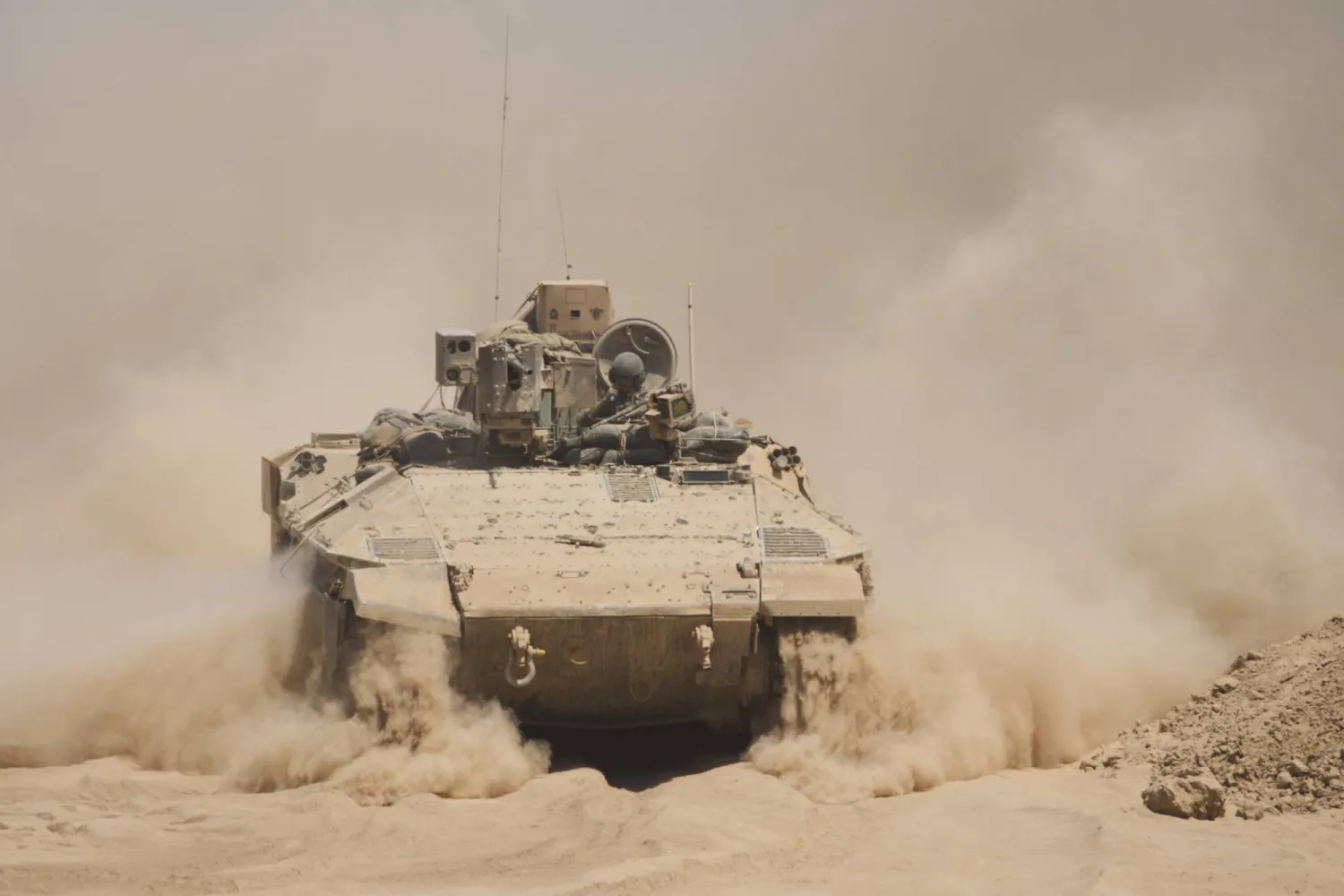 آلية عسكرية إسرائيلية عند الحدود مع قطاع غزة (أ.ب)