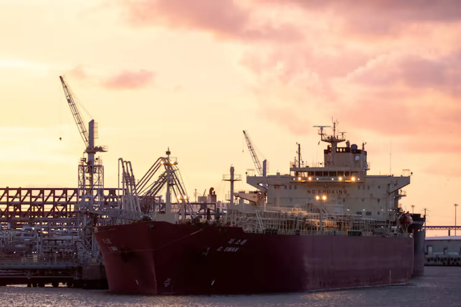 ناقلة غاز نفطي مسال راسيةً بمحطة «فيليبس 66» في فريبورت تكساس (رويترز)