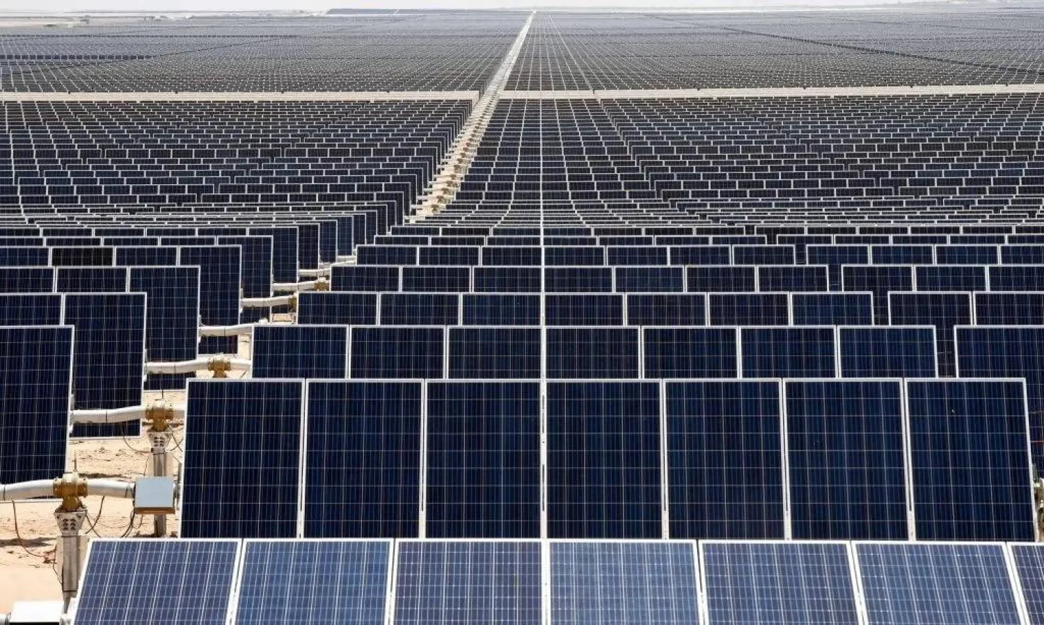 ألواح طاقة شمسية لتوليد الكهرباء (إكس)