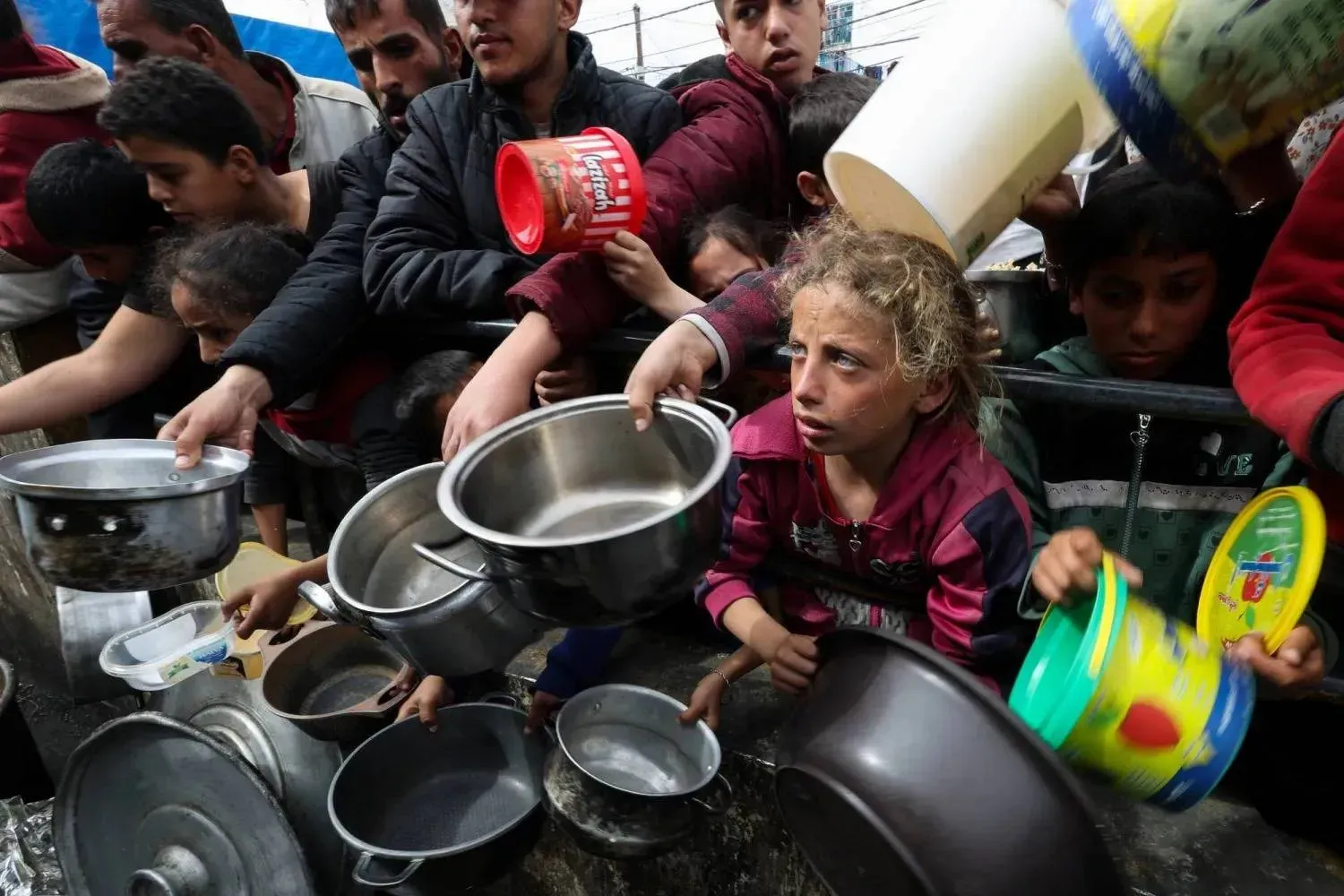 Gıda yardımı bekleyen Filistinli çocuklar (Reuters)