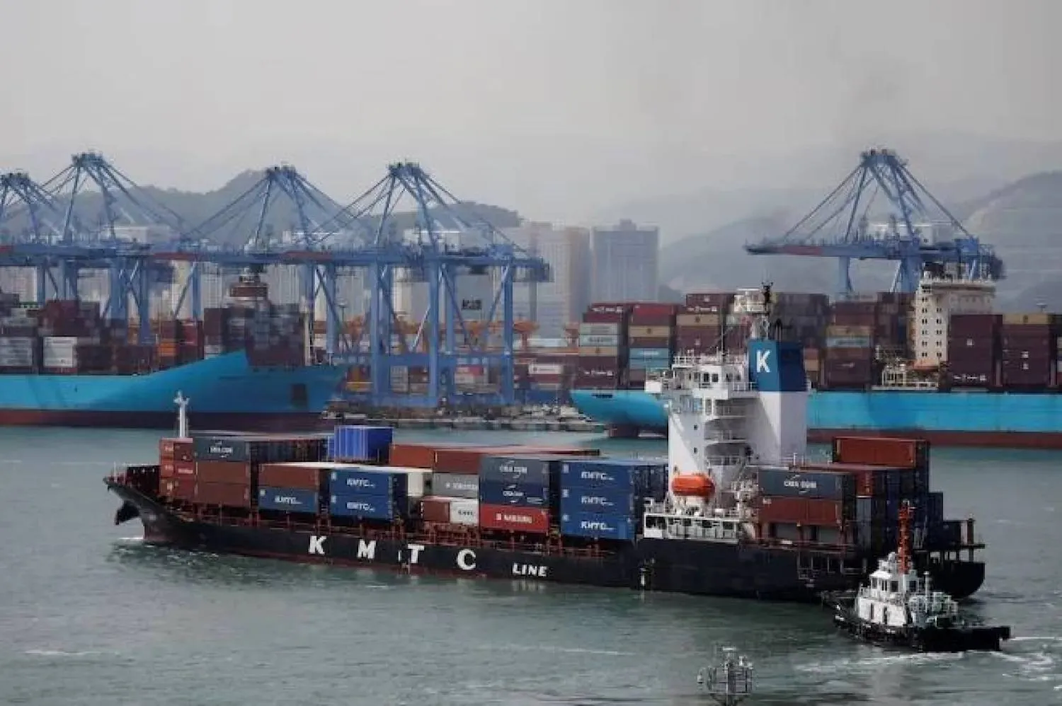 سفينة حاويات من محطة ميناء «بوسان الجديد» في كوريا الجنوبية (رويترز)