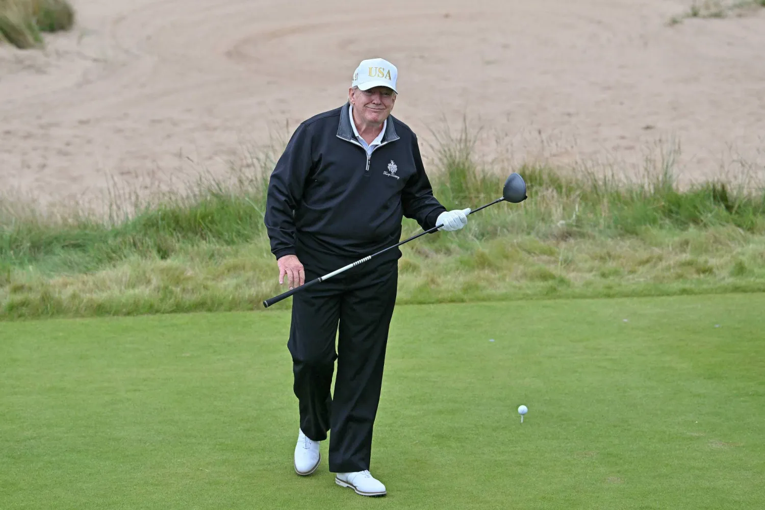 الرئيس الأميركي دونالد ترمب يلعب الغولف في اسكوتلندا (أ.ف.ب)