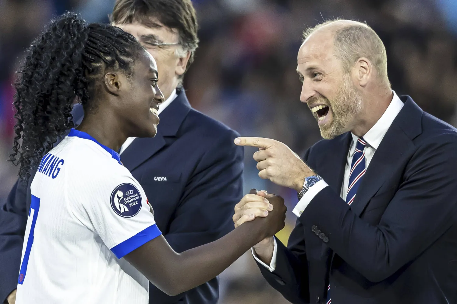 الأمير البريطاني ويليام يهنئ لاعبة إنجلترا ونادي آرسنال ميشيل أجييمانغ الحاصلة على جائزة أفضل لاعبة شابة في البطولة (أ.ب)