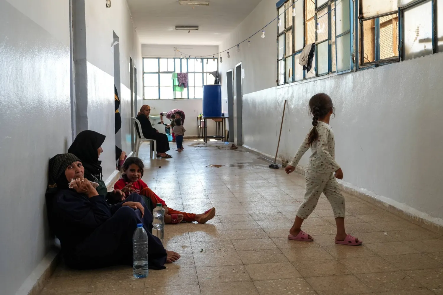 يعيش بدو نازحون من السويداء في ملاجئ مؤقتة بريف درعا الشمالي (إ.ب.أ)