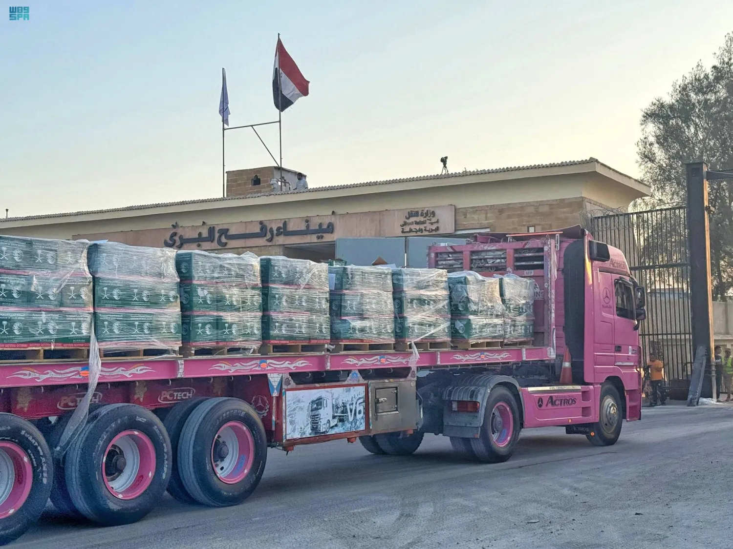 تحمل الشاحنات سلالاً غذائية مخصصة للأسر الفلسطينية في القطاع (واس)