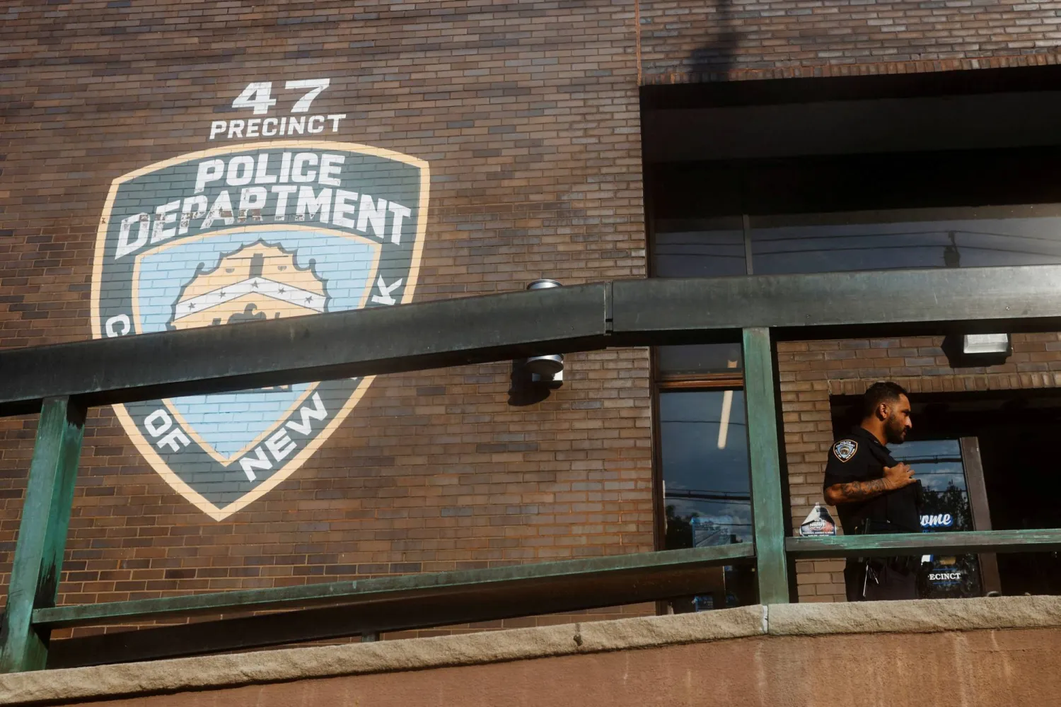 ضابط شرطة يقف خارج الدائرة 47 التي كانت مركز الشرطة للضابط ديدارول الإسلام من إدارة شرطة نيويورك الذي قُتل إثر إطلاق النار الجماعي المميت في مدينة نيويورك... 29 يوليو (رويترز)