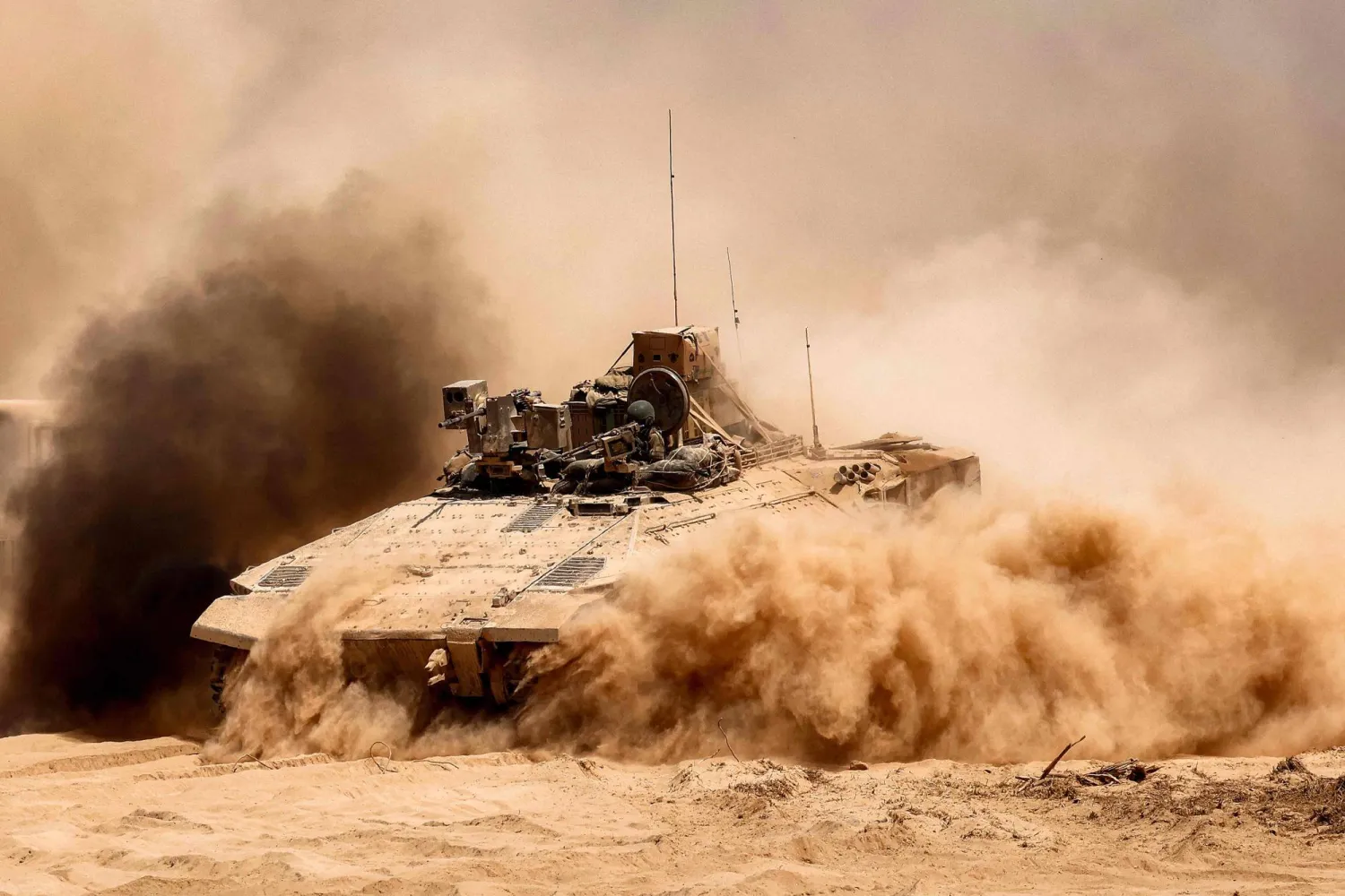 آلية عسكرية للمشاة تتحرك في موقع على الحدود مع قطاع غزة الثلاثاء (أ.ف.ب)