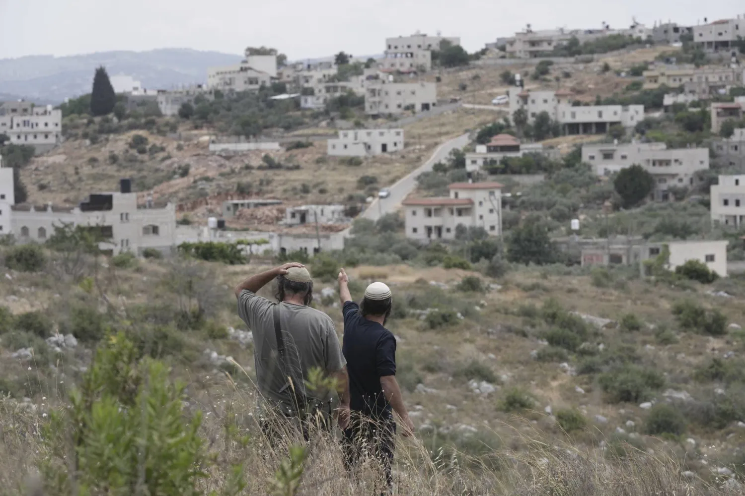 مستوطنون إسرائيليون في الضفة الغربية (أرشيفية - أ.ب)