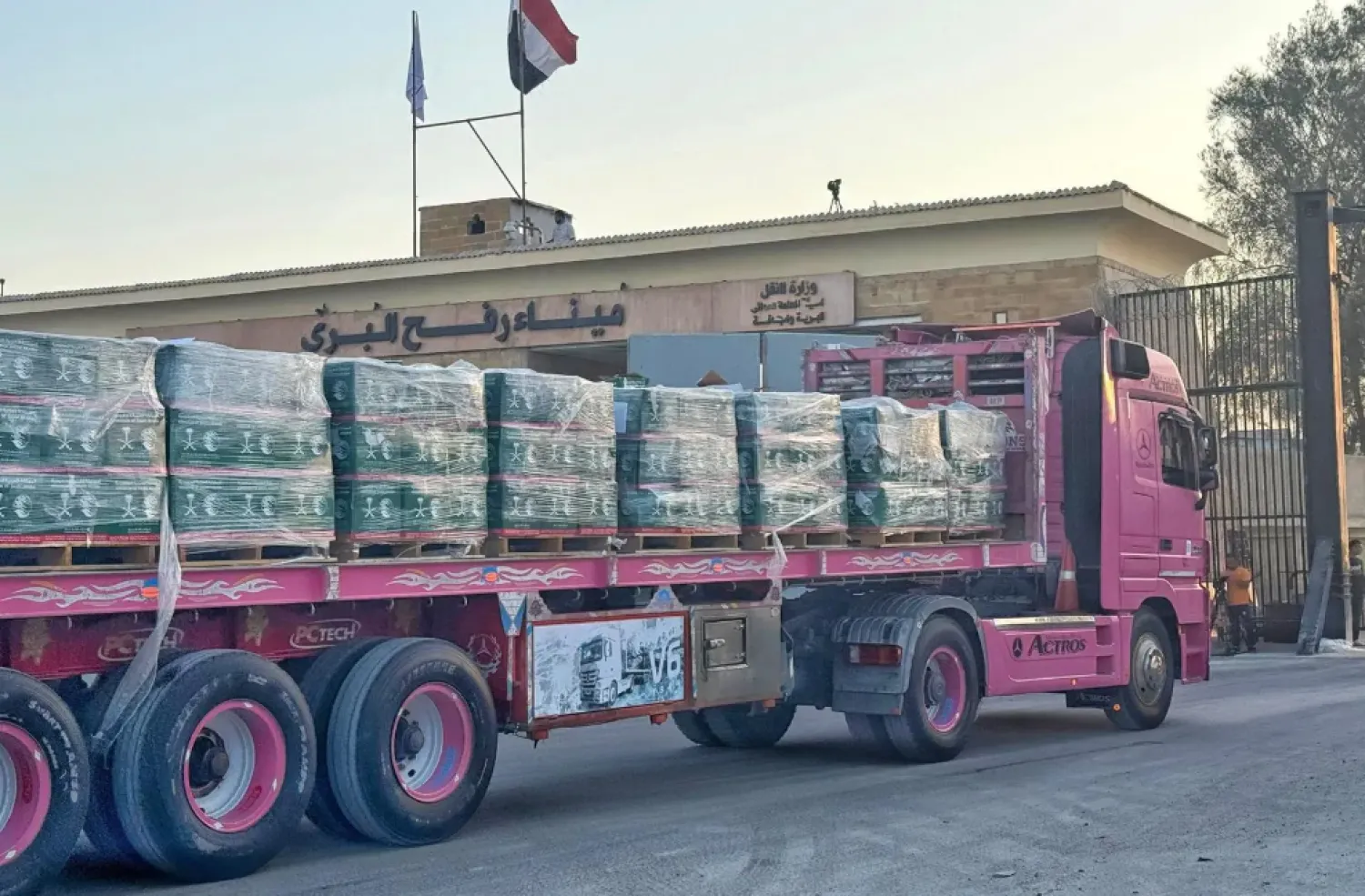 Six new Saudi relief trucks carrying essential food baskets crossed the Karem Abu Salem border crossing - SPA