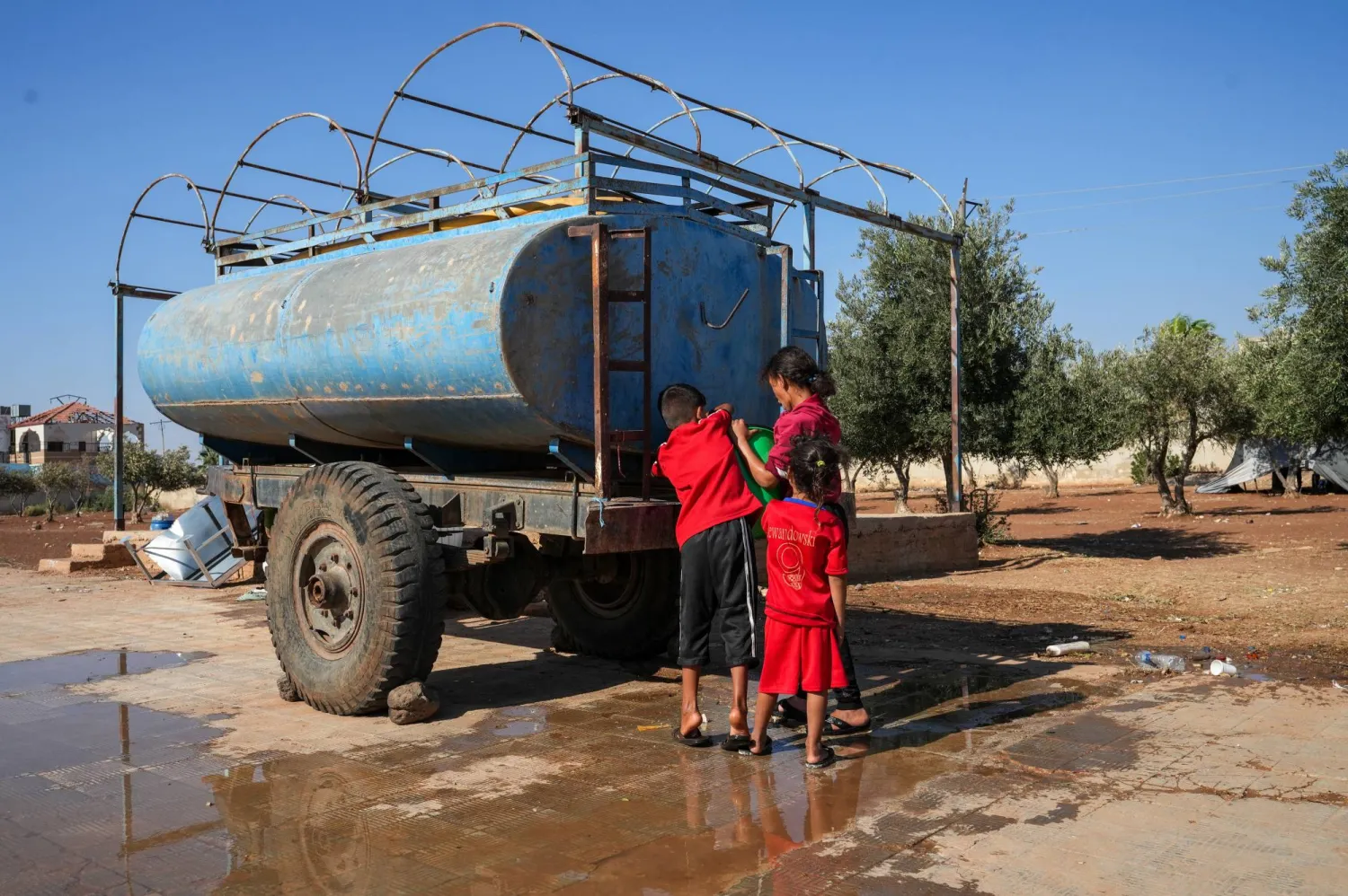 ارتفع الاعتماد على شراء صهاريج المياه في ظل أزمة خانقة (إ.ب.إ)