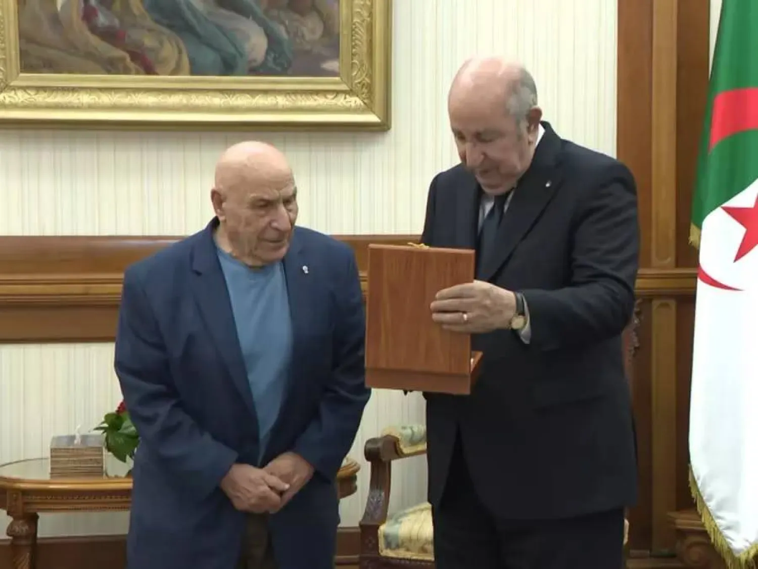 الرئيس عبد المجيد تبون مستقبلاً الكاتب رشيد بوجدرة (الرئاسة)