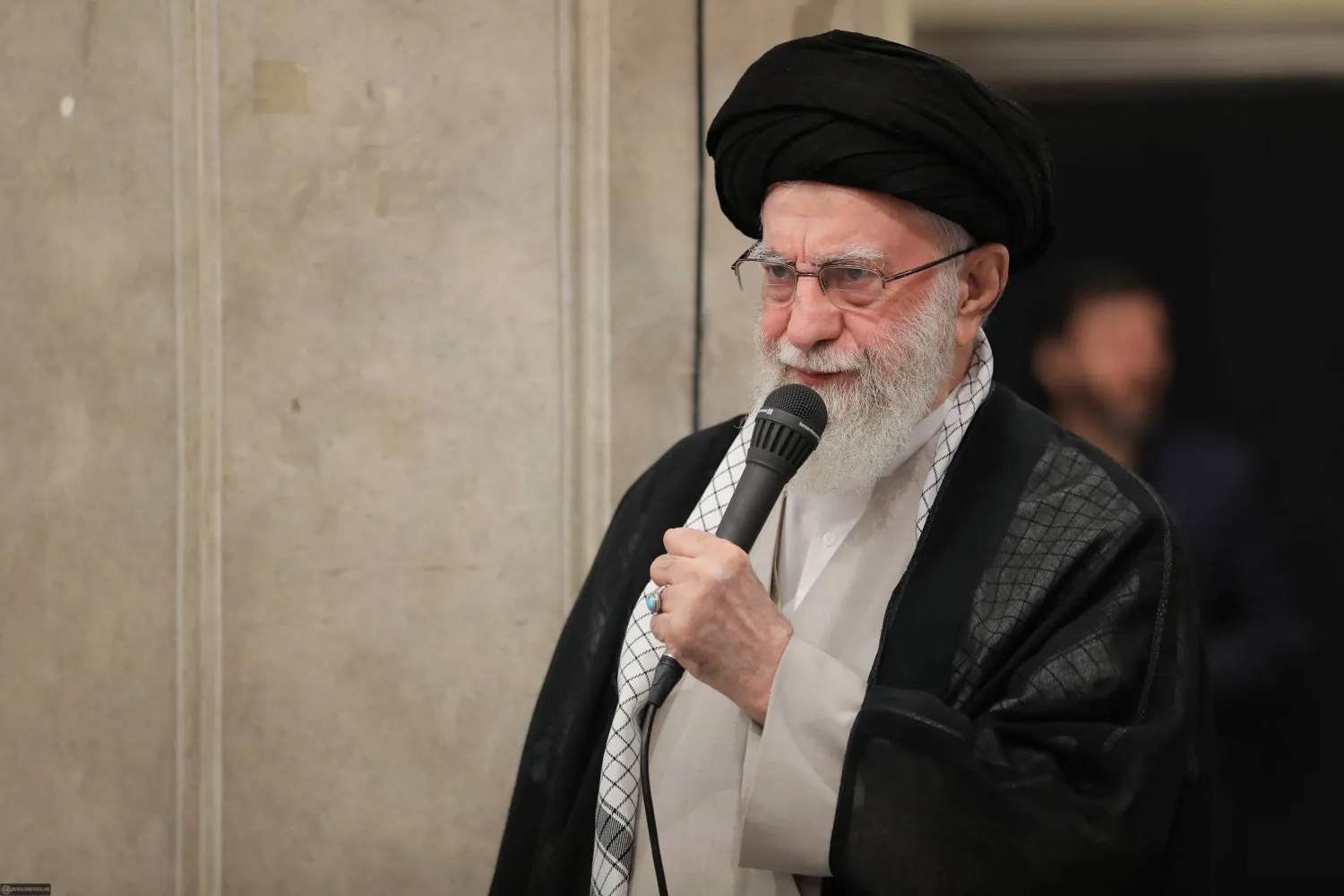 خامنئي يلقي كلمة الثلاثاء في حسينية مكتبه خلال مراسم أربعين قتلى الحرب الـ12 يوماً مع إسرائيل (موقع المرشد)