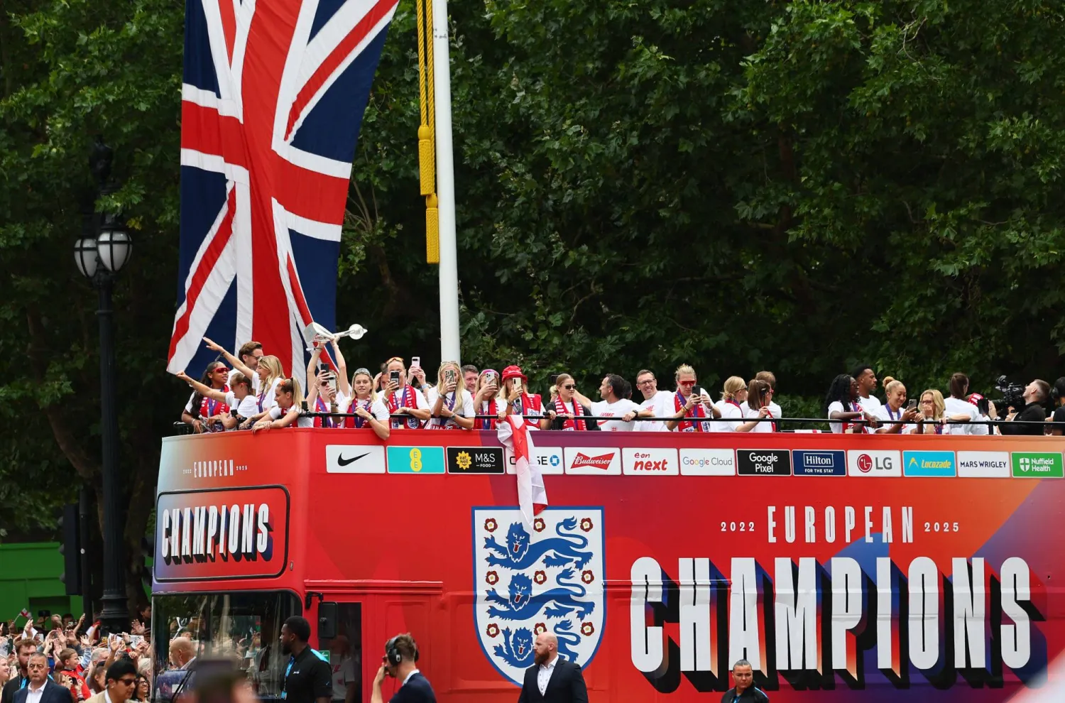 لاعبات المنتخب الإنجليزي يحتفلن مع الجماهير على متن حافلة مكشوفة (رويترز)