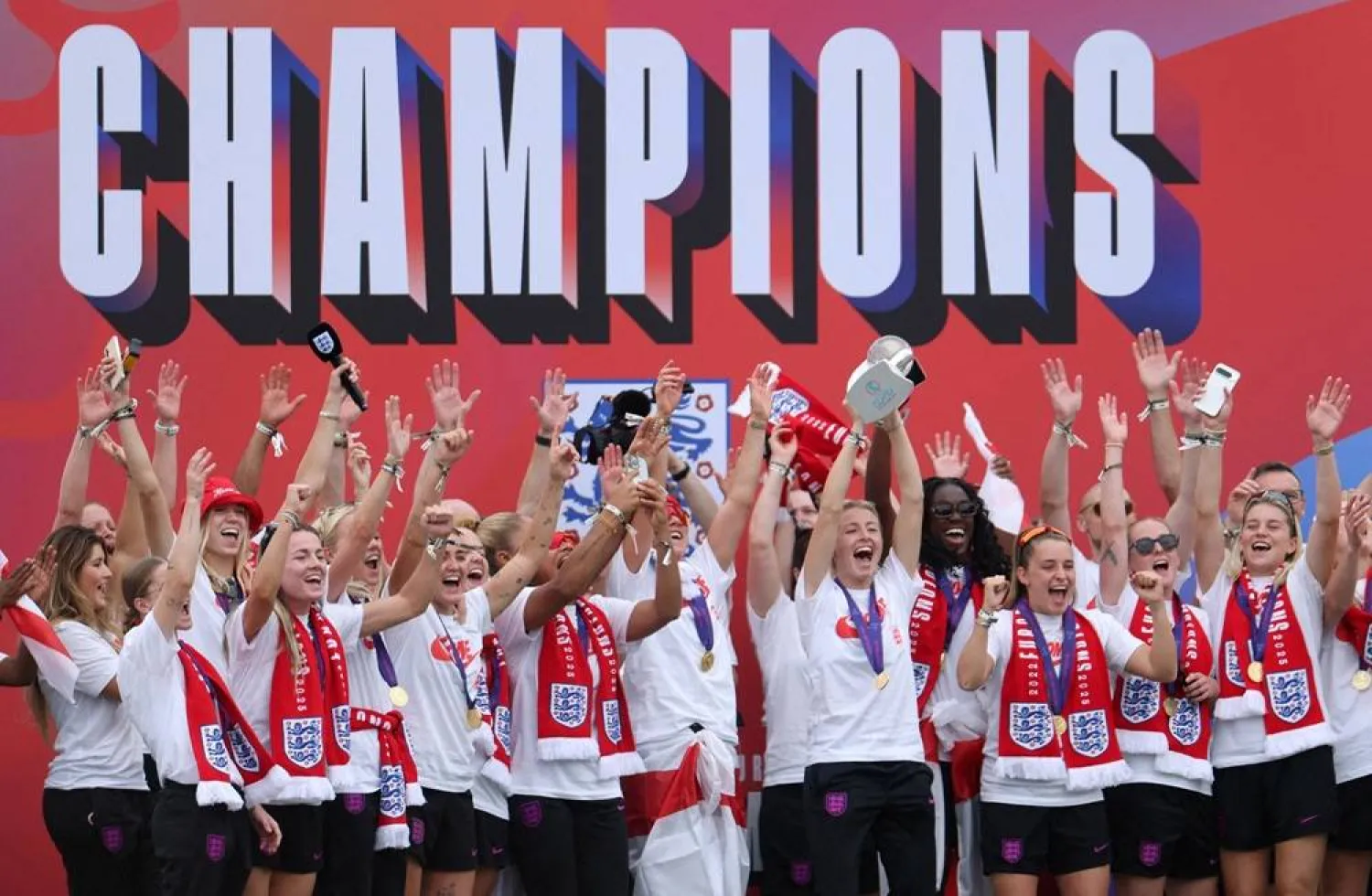 Football - UEFA Women's Euro 2025 - England Victory Parade - London, Britain - July 29, 2025 England's Leah Williamson lifts the UEFA Women's Euro 2025 trophy as she celebrates on stage with teammates during the victory celebrations. (Action images via Reuters)