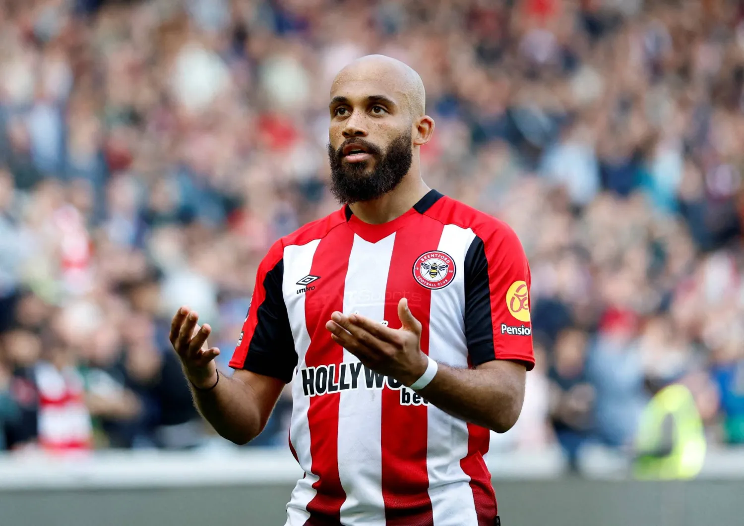 بريان مبويمو لاعب برنتفورد المنتقل حديثاً لمان يونايتد (رويترز)
