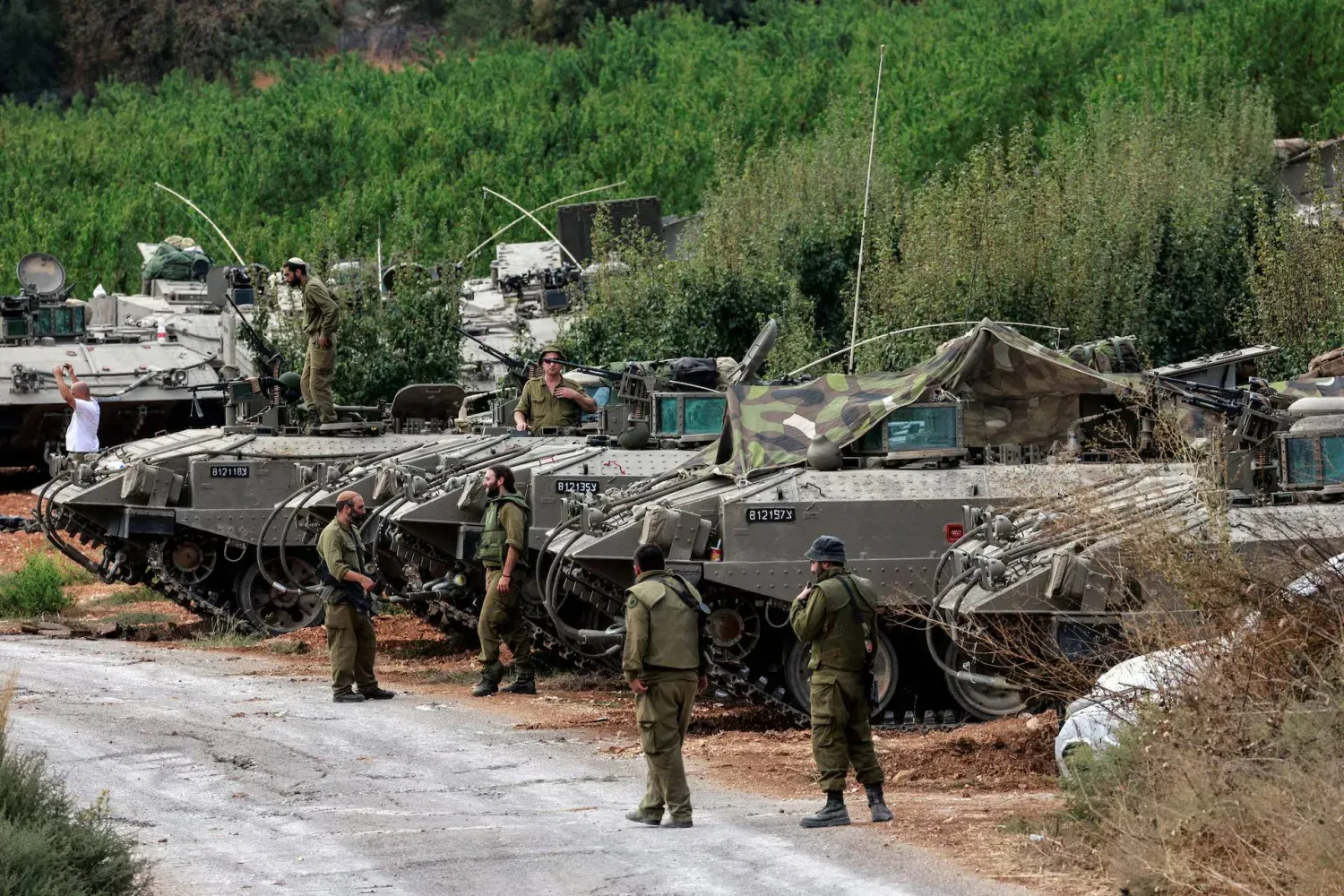 Lübnan sınırına yakın İsrail askerleri ve araçları (Arşiv- Reuters)