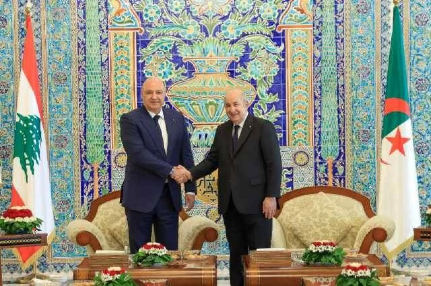 الرئيس اللبناني جوزيف عون مصافحاً الرئيس تبون في القصر الرئاسي (الرئاسة)