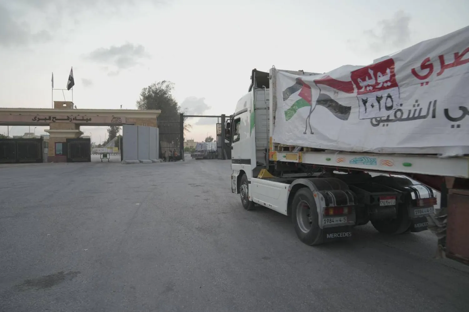 قوافل «زاد العزة» محملة بنحو 1300 طناً من المساعدات الغذائية والطبية العاجلة تنطلق إلى غزة (الهلال الأحمر المصري)
