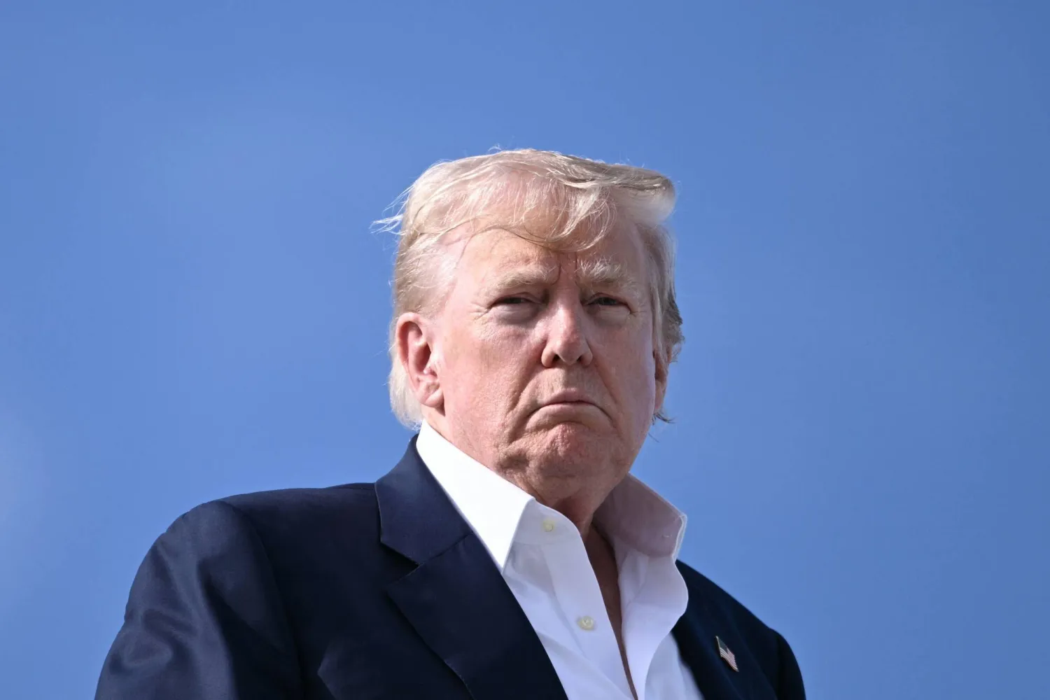 الرئيس الأميركي دونالد ترمب يصعد إلى الطائرة الرئاسية في قاعدة لوسيموث الجوية الملكية، شمال شرق أسكوتلندا، 29 يوليو 2025 (أ.ف.ب)