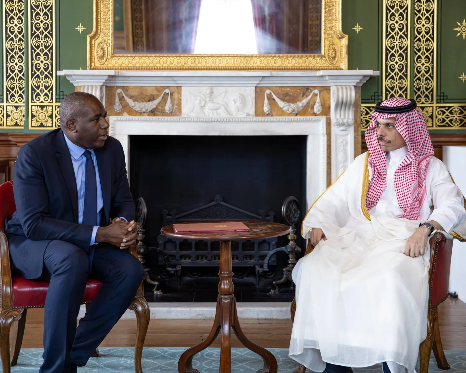 الأمير فيصل بن فرحان لدى لقائه الوزير ديفيد لامي في لندن (أرشيفية - الخارجية السعودية)