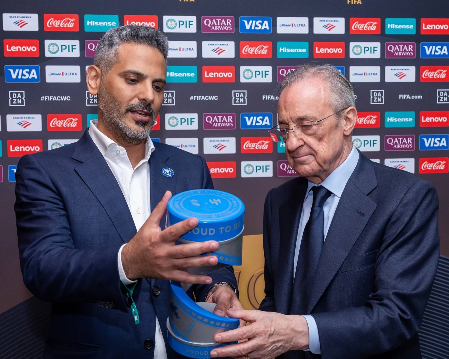 الحقباني مع بيريز رئيس ريال مدريد خلال كأس العالم للأندية (نادي الهلال) 