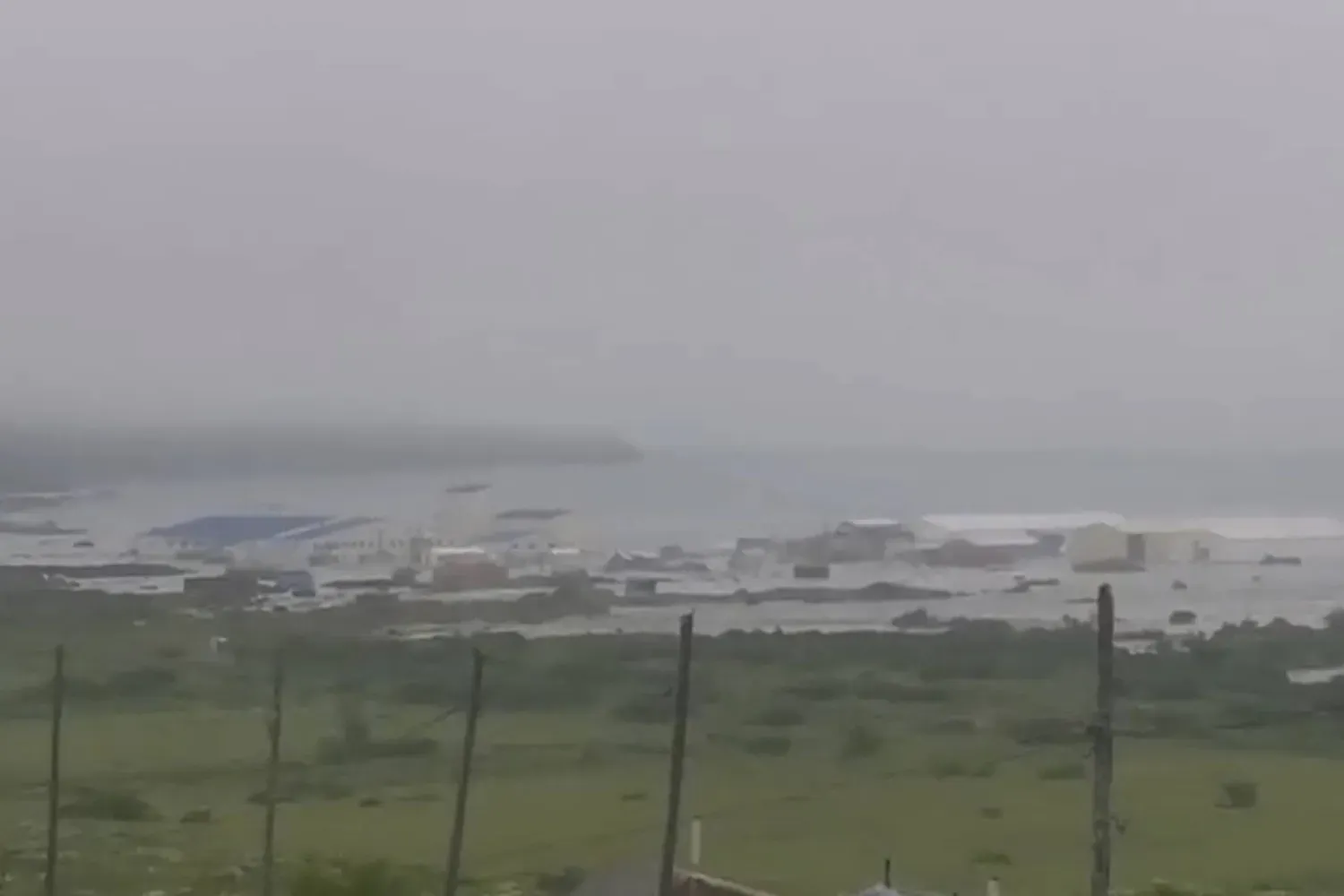 Kuril Adaları'nın kuzeyinde yer alan Severo-Kurilsk kentinde tsunami dalgaları sonucu meydana gelen sel felaketi (AP)