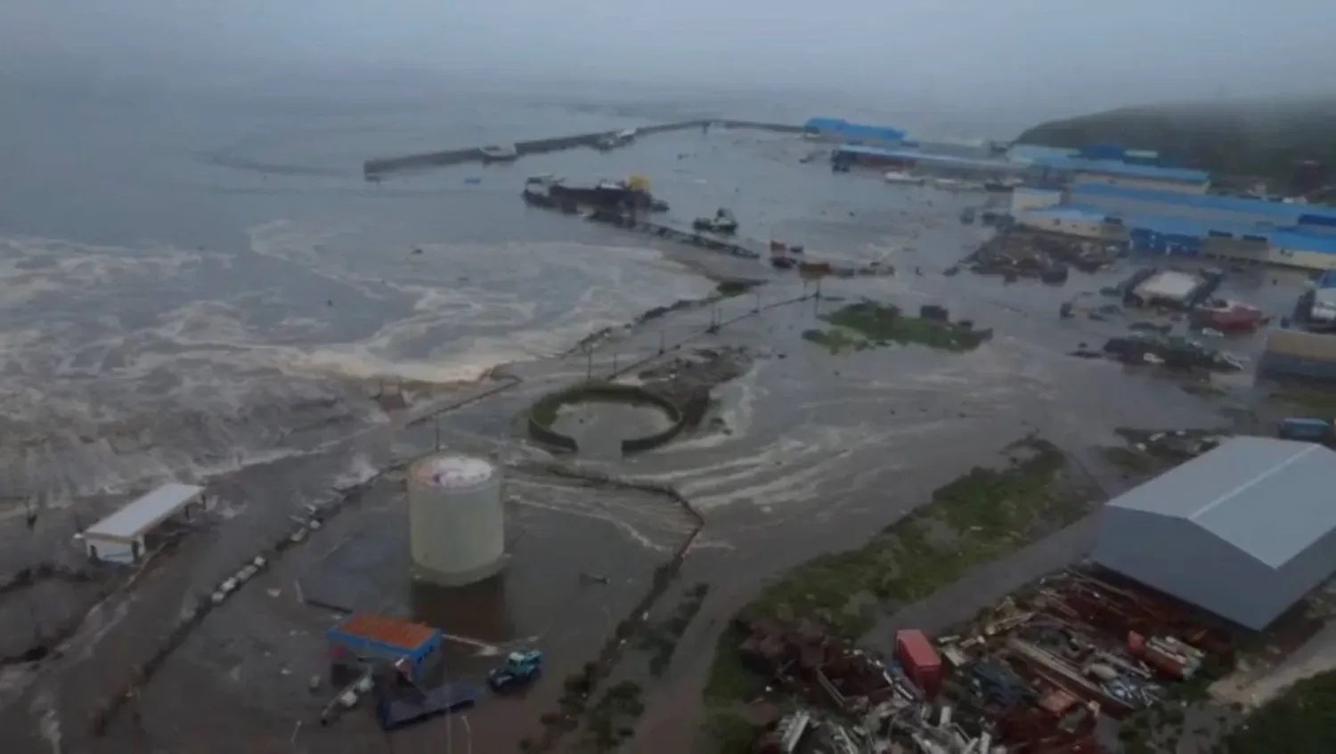 Rusya'nın Kamçatka Yarımadası açıklarında 8,8 büyüklüğündeki güçlü depremin ardından tsunami dalgaları oluştu. (Reuters)