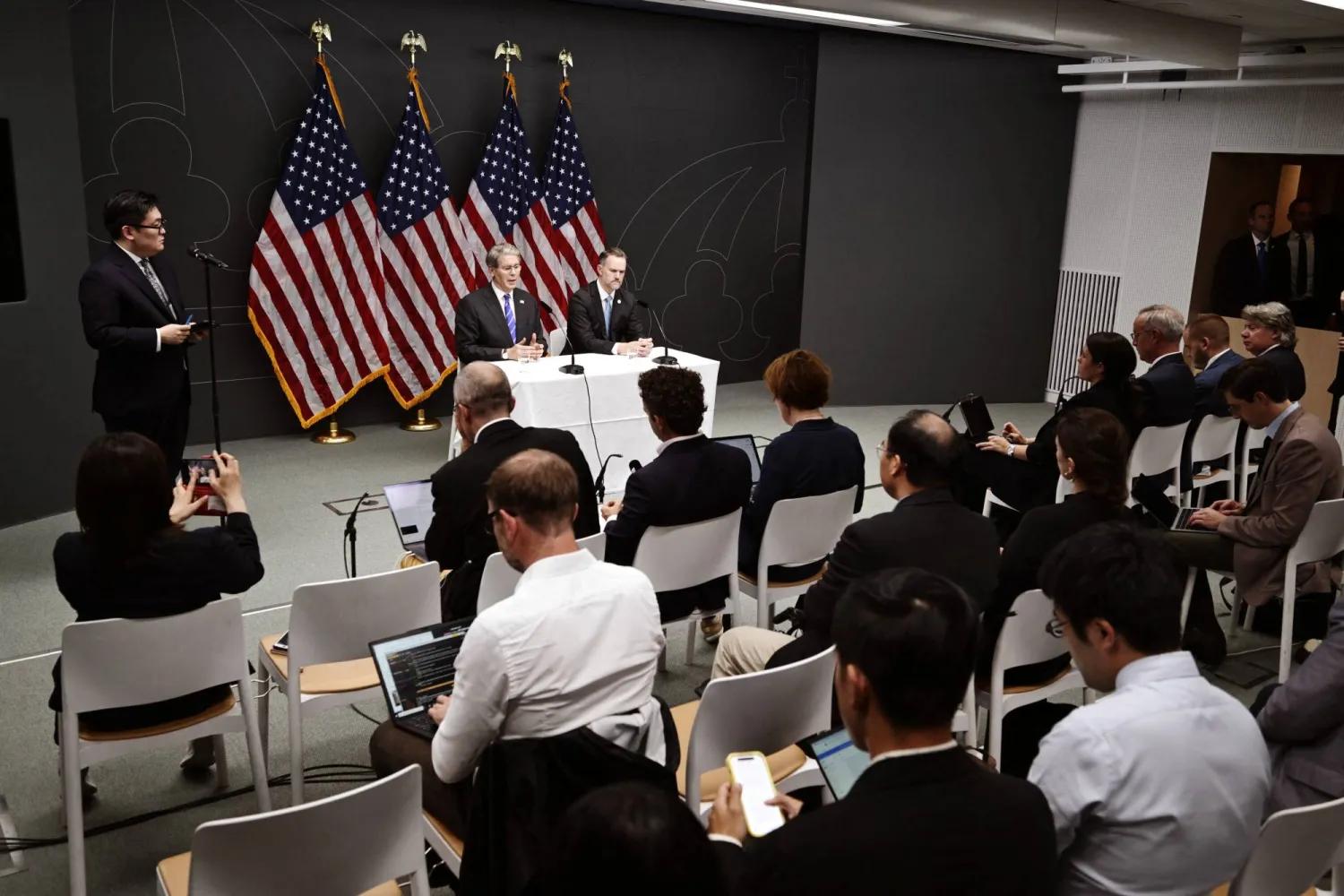 وزير الخزانة الأميركي سكوت بيسنت والممثل التجاري جيميسون غرير في مؤتمر صحافي بالعاصمة السويدية استوكهولم عقب ختام المباحثات مع الصين مساء الثلاثاء (رويترز)