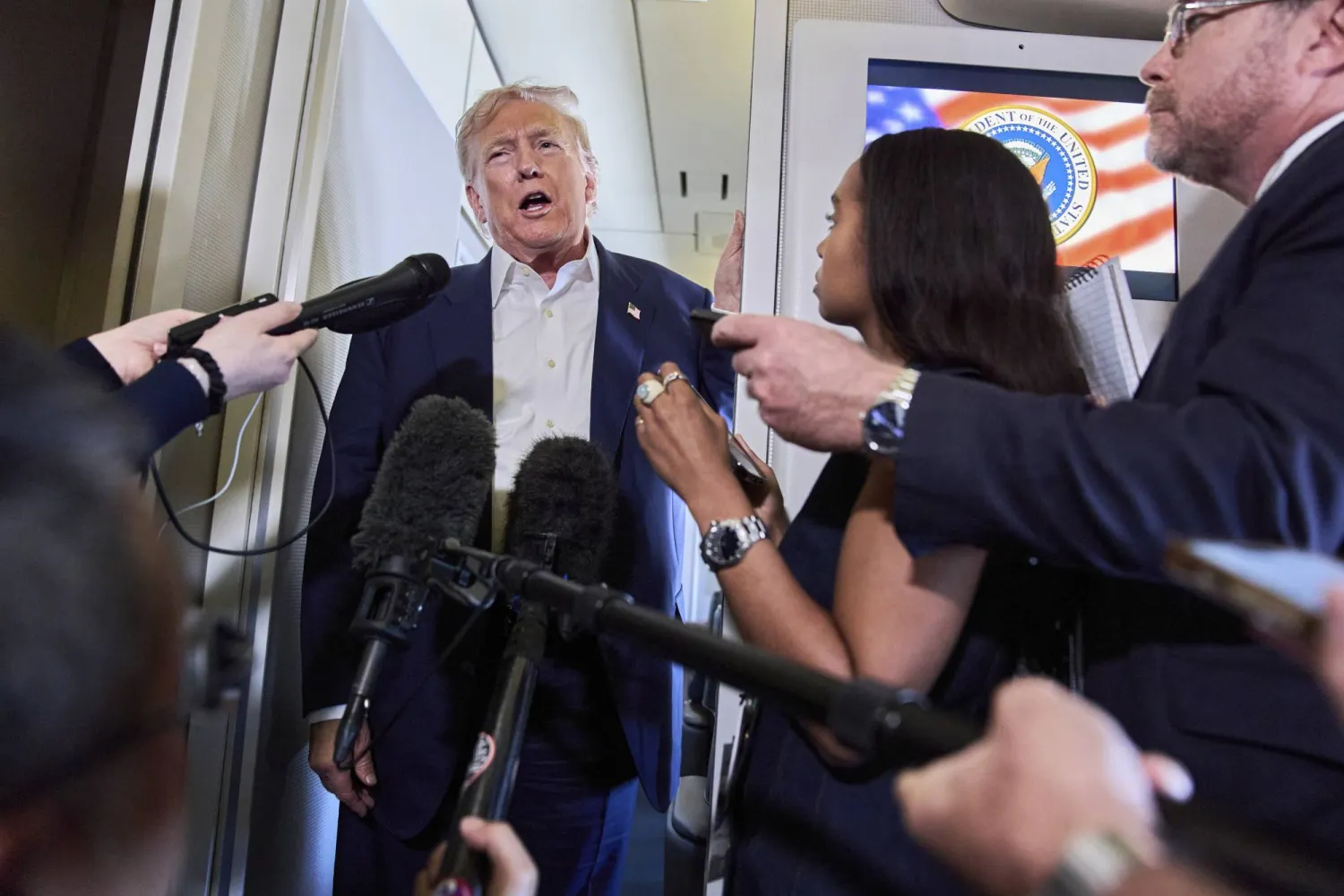 ترمب يتحدث للصحافيين على متن الطائرة الرئاسية في طريقه لواشنطن 29 يوليو 2025 (أ.ب)