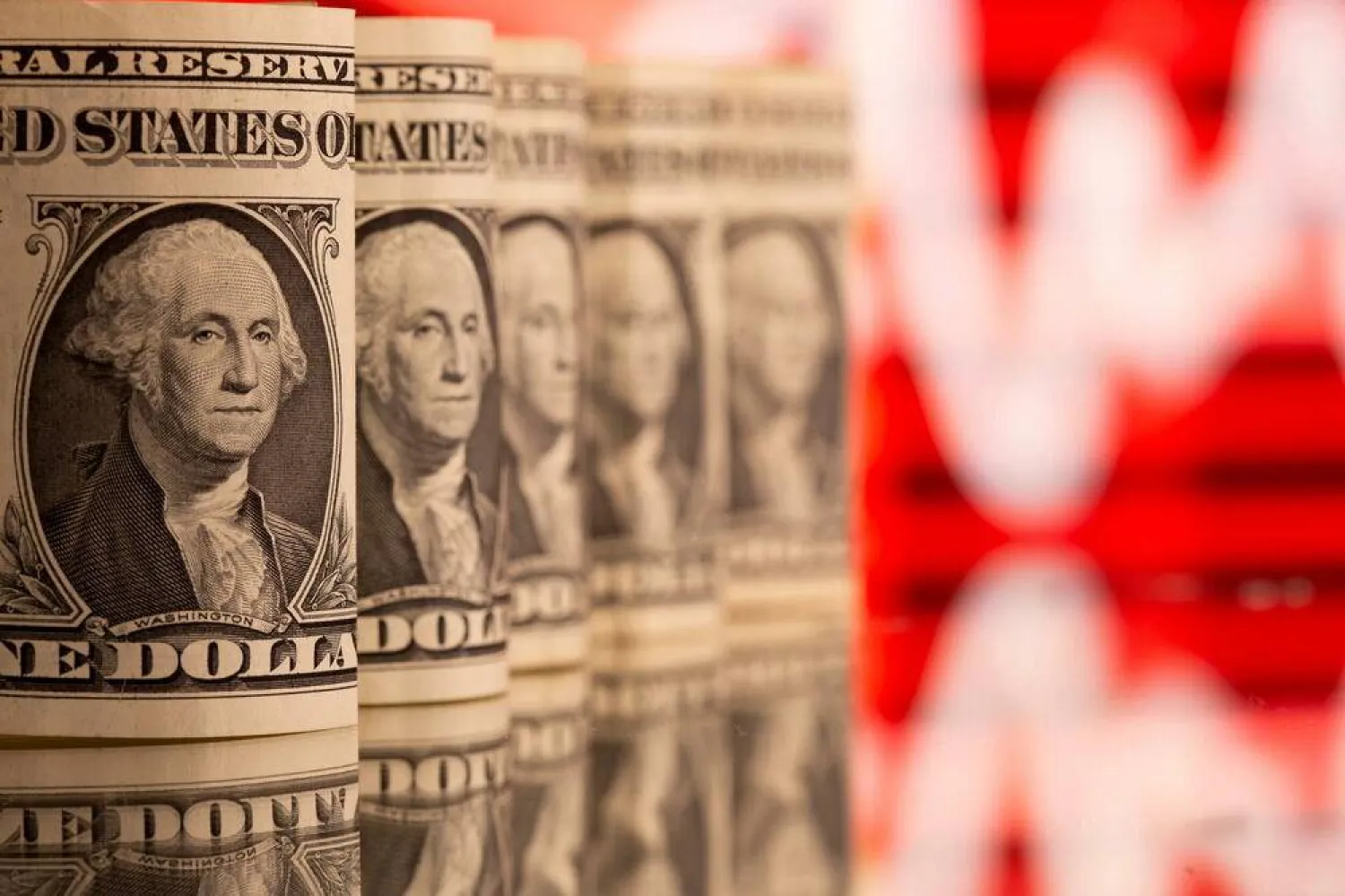 أوراق نقدية من عملة الدولار الأميركي (رويترز)