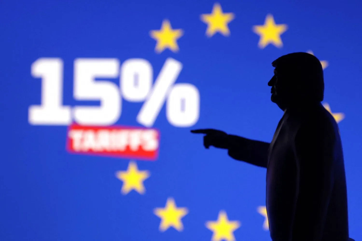 نموذج مصغر بتقنية الطباعة ثلاثية الأبعاد للرئيس الأميركي وعلم الاتحاد الأوروبي وعبارة: «رسوم جمركية بنسبة 15 %»... (رويترز)